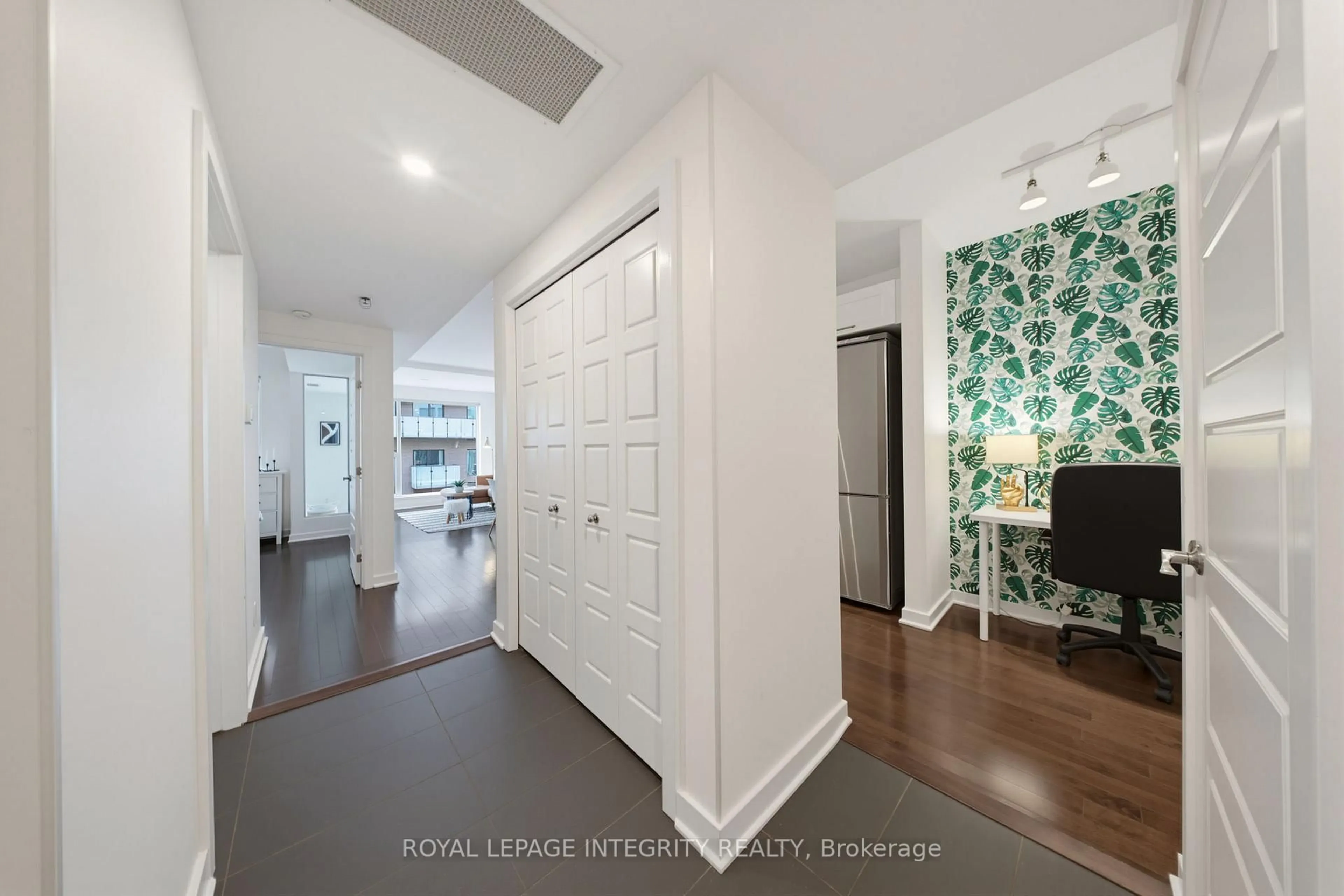 Indoor entryway for 300 C Lett St #328, Ottawa Ontario K1R 0A8