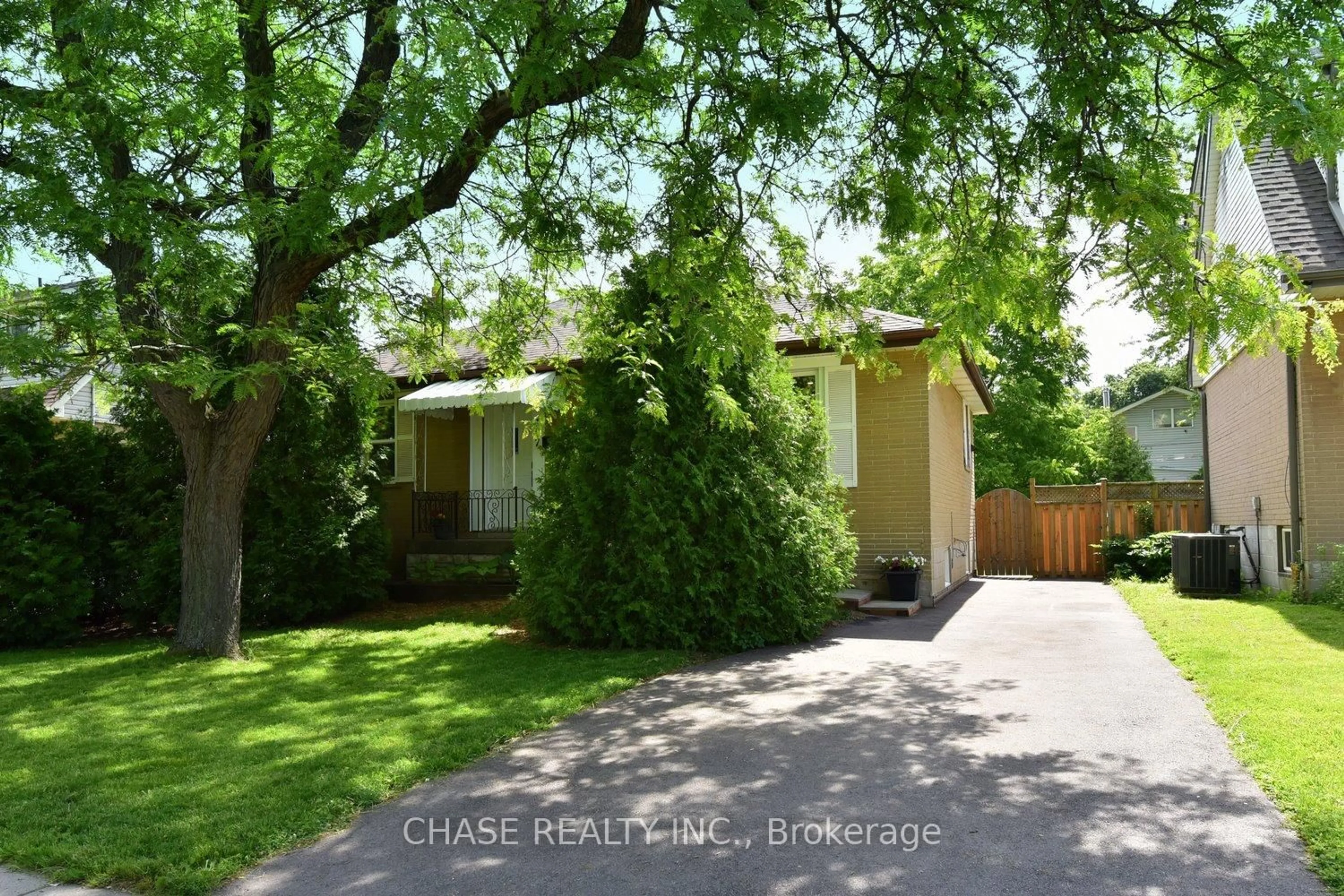 A pic from outside/outdoor area/front of a property/back of a property/a pic from drone, street for 107 West 32nd St, Hamilton Ontario L9C 5G8