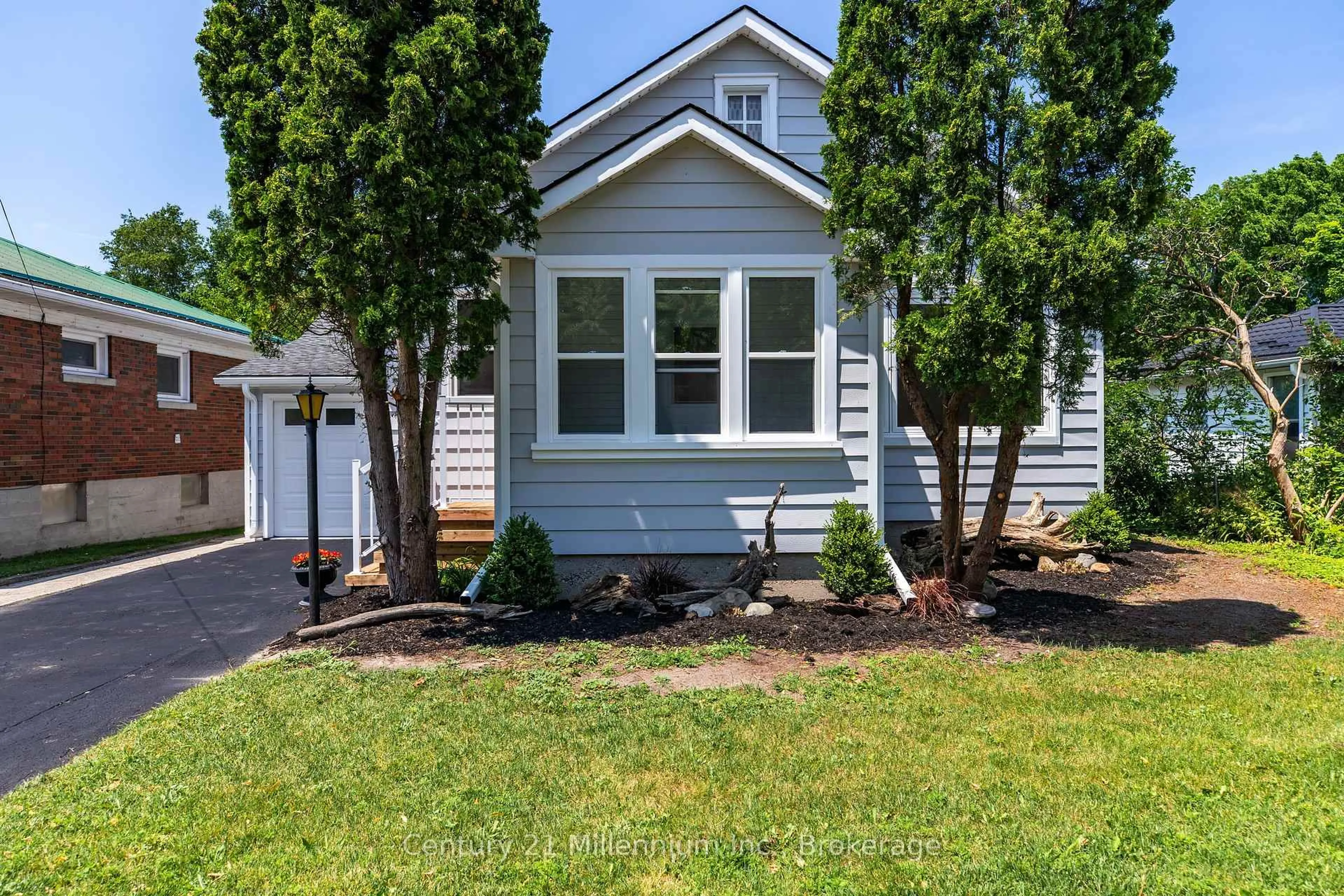 Home with vinyl exterior material, street for 902 Huron Terr, Kincardine Ontario N2Z 2Y1