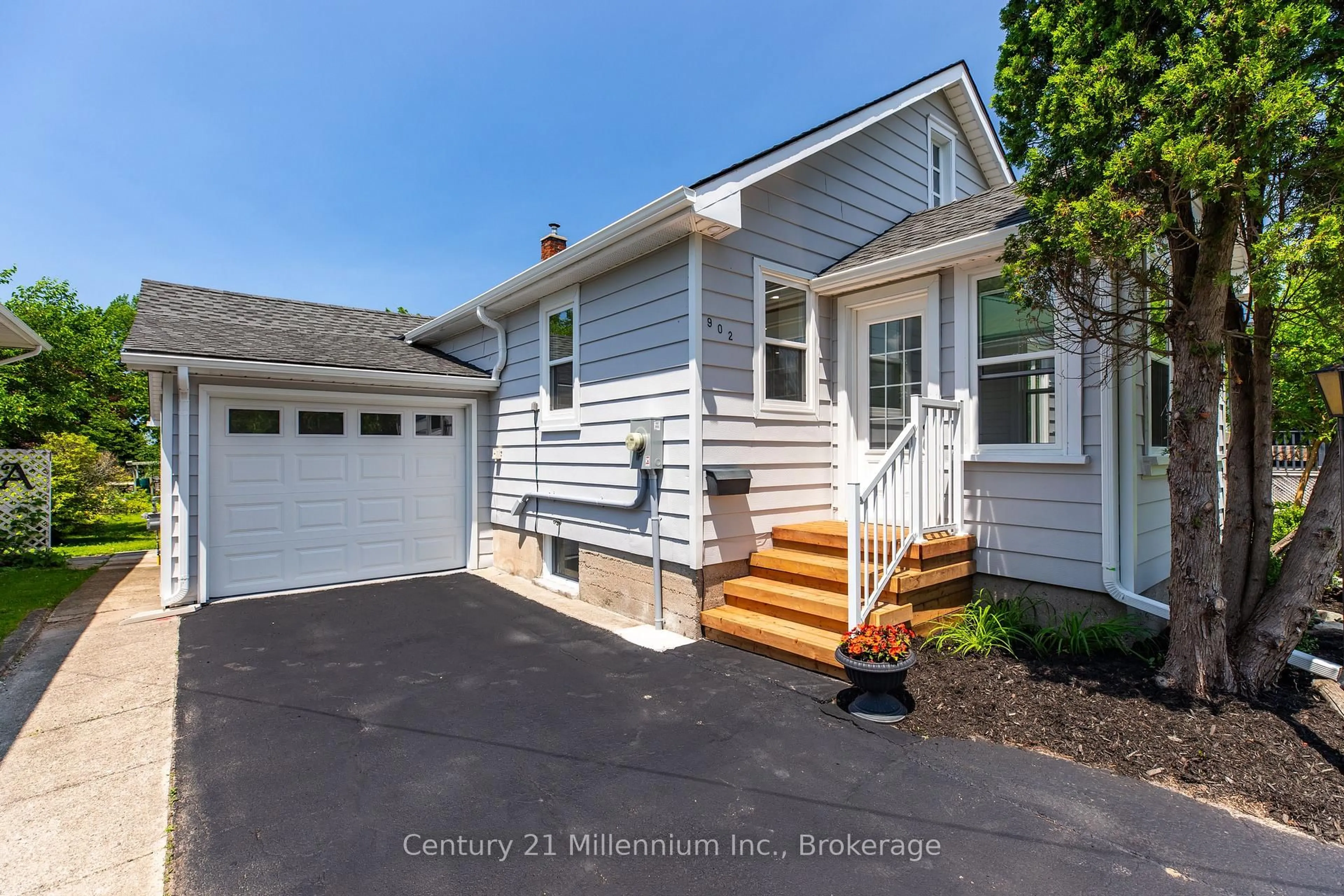 Home with vinyl exterior material, street for 902 Huron Terr, Kincardine Ontario N2Z 2Y1