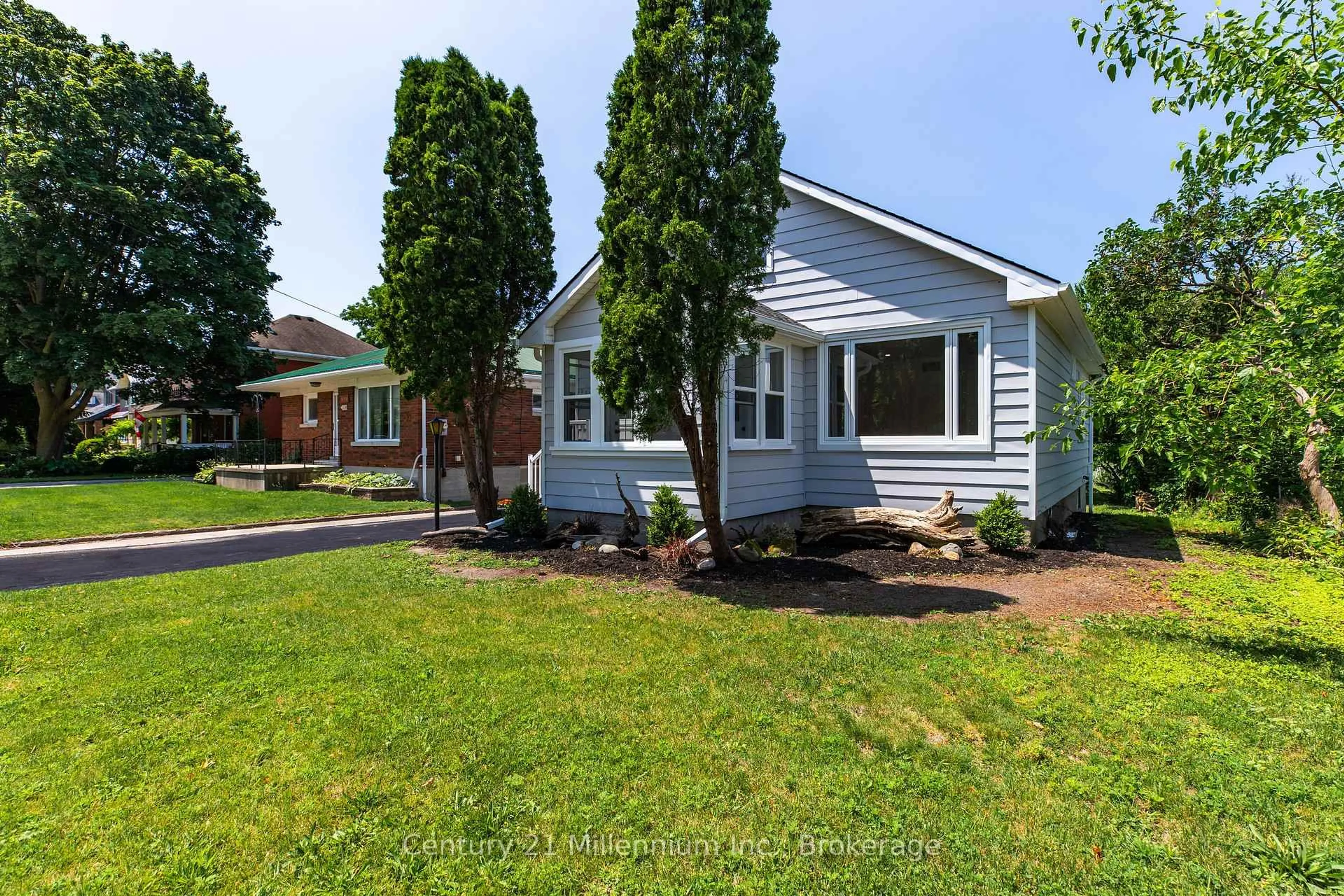 Home with vinyl exterior material, street for 902 Huron Terr, Kincardine Ontario N2Z 2Y1