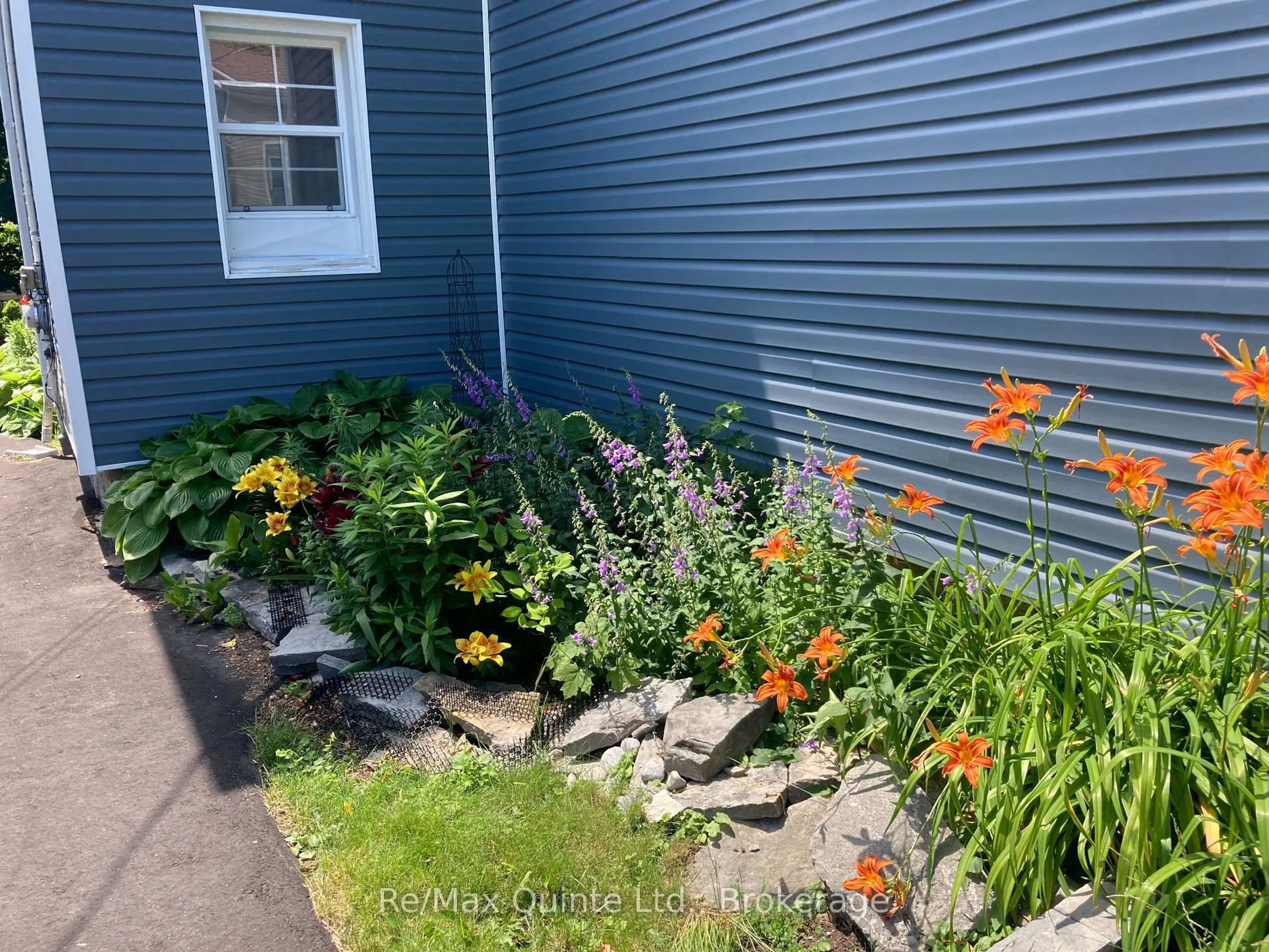 A pic from outside/outdoor area/front of a property/back of a property/a pic from drone, street for 97 Spring St, Quinte West Ontario K8V 3Y9