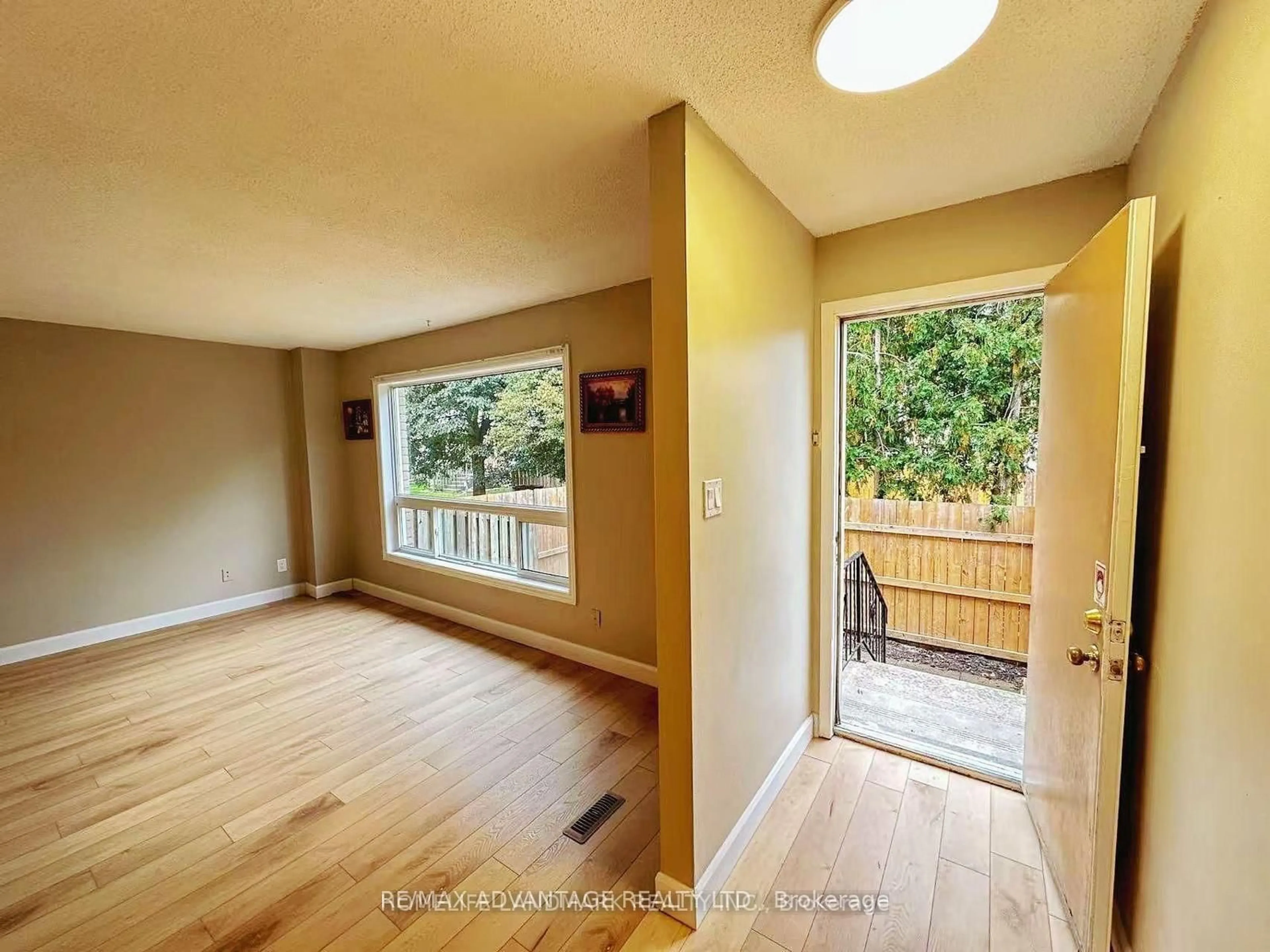 Indoor entryway for 550 Second St #45, London East Ontario N5V 3S3