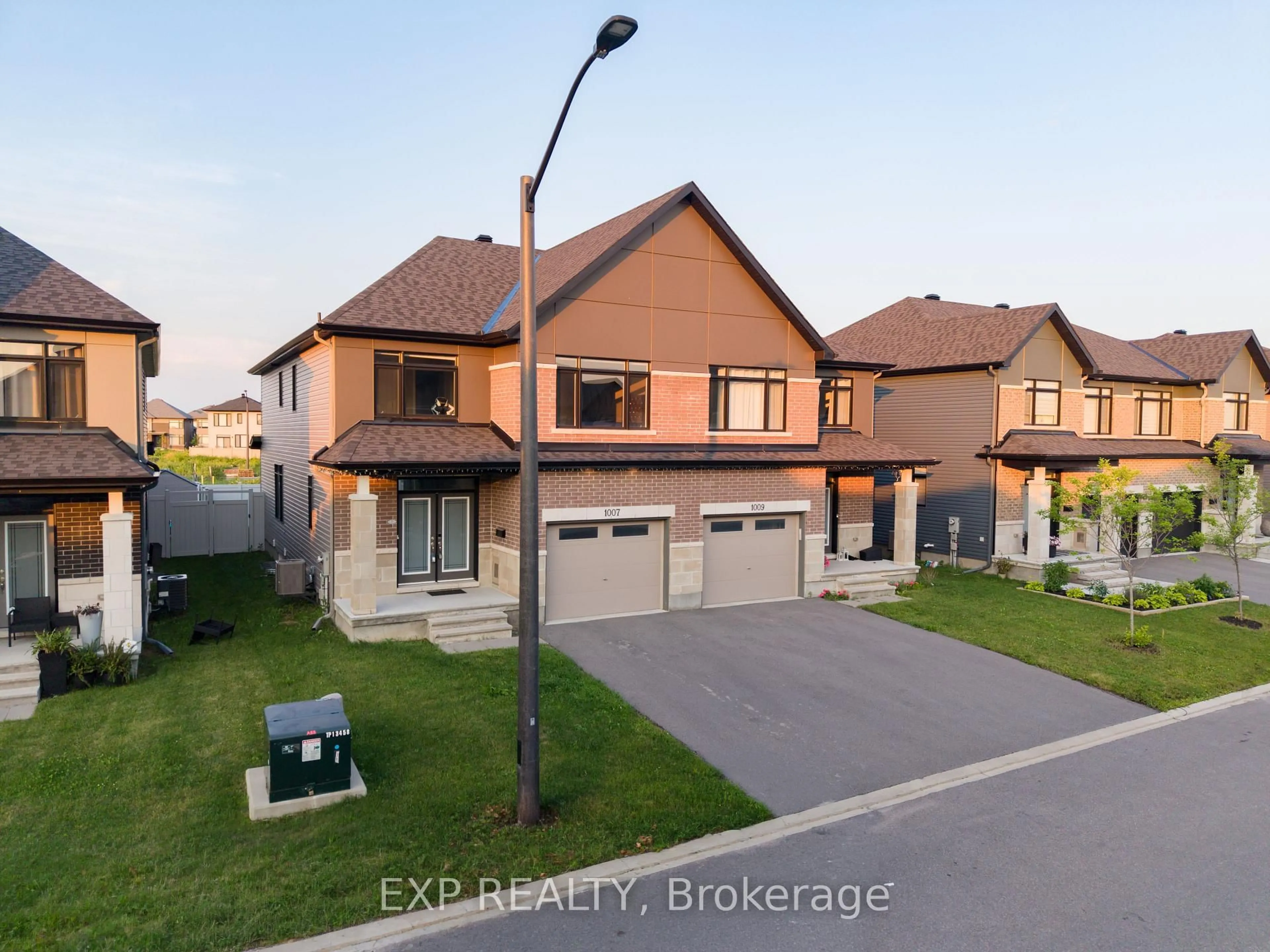 A pic from outside/outdoor area/front of a property/back of a property/a pic from drone, street for 1007 Hydrangea Ave, Manotick Ontario K4M 0L4