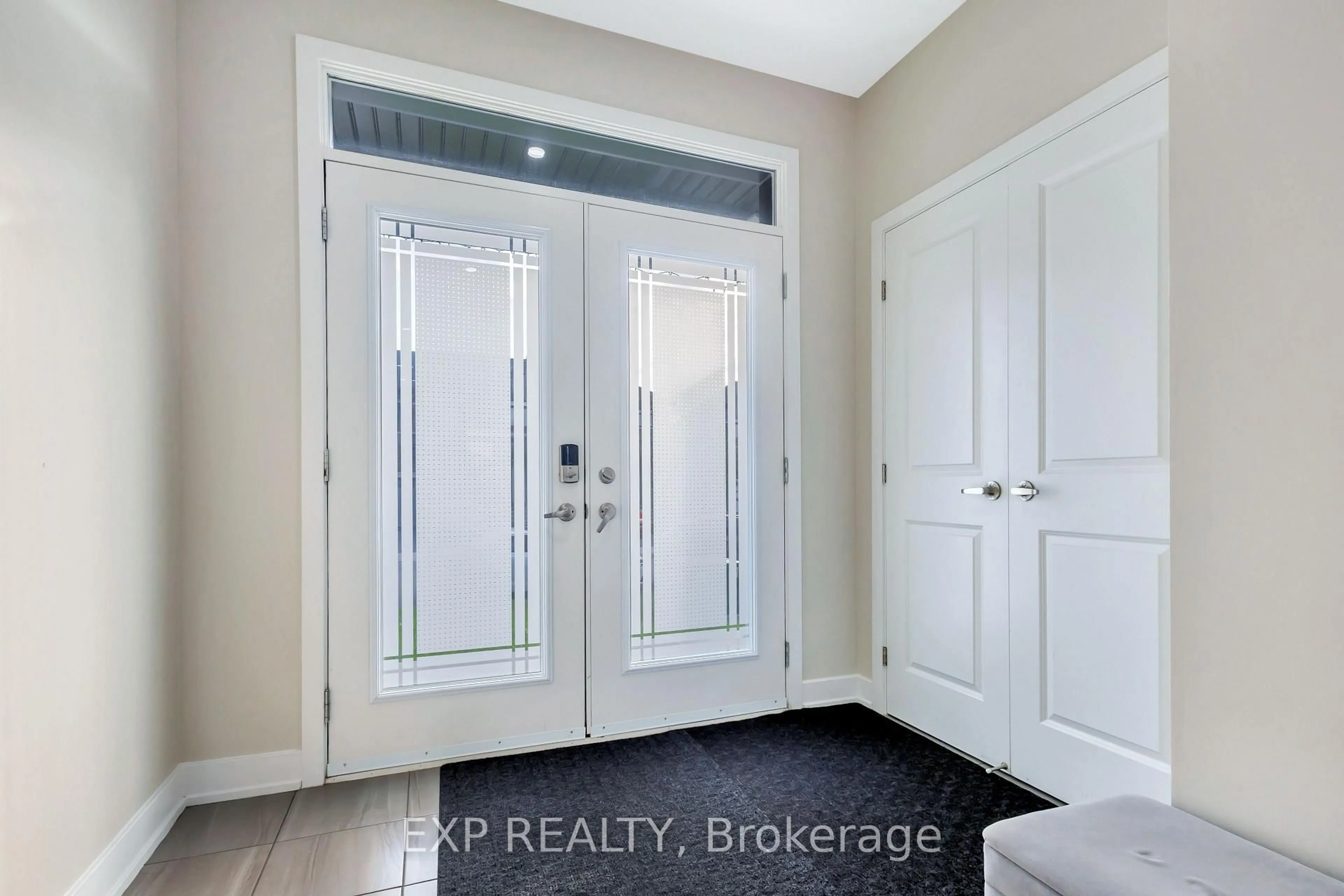 Indoor entryway for 1007 Hydrangea Ave, Manotick Ontario K4M 0L4