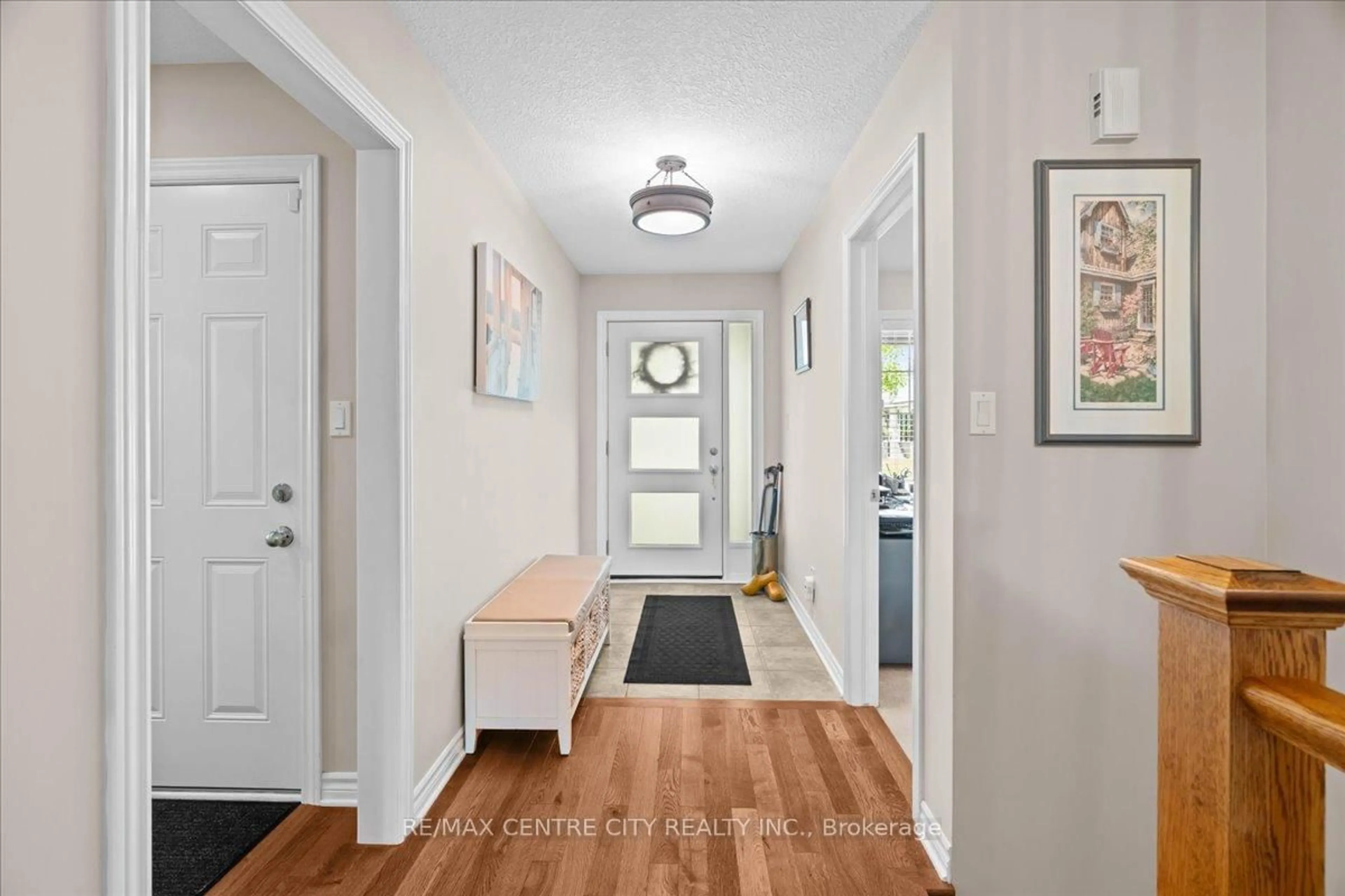 Indoor entryway for 2 Cherry Blossom Lane, St. Thomas Ontario N5R 1L2