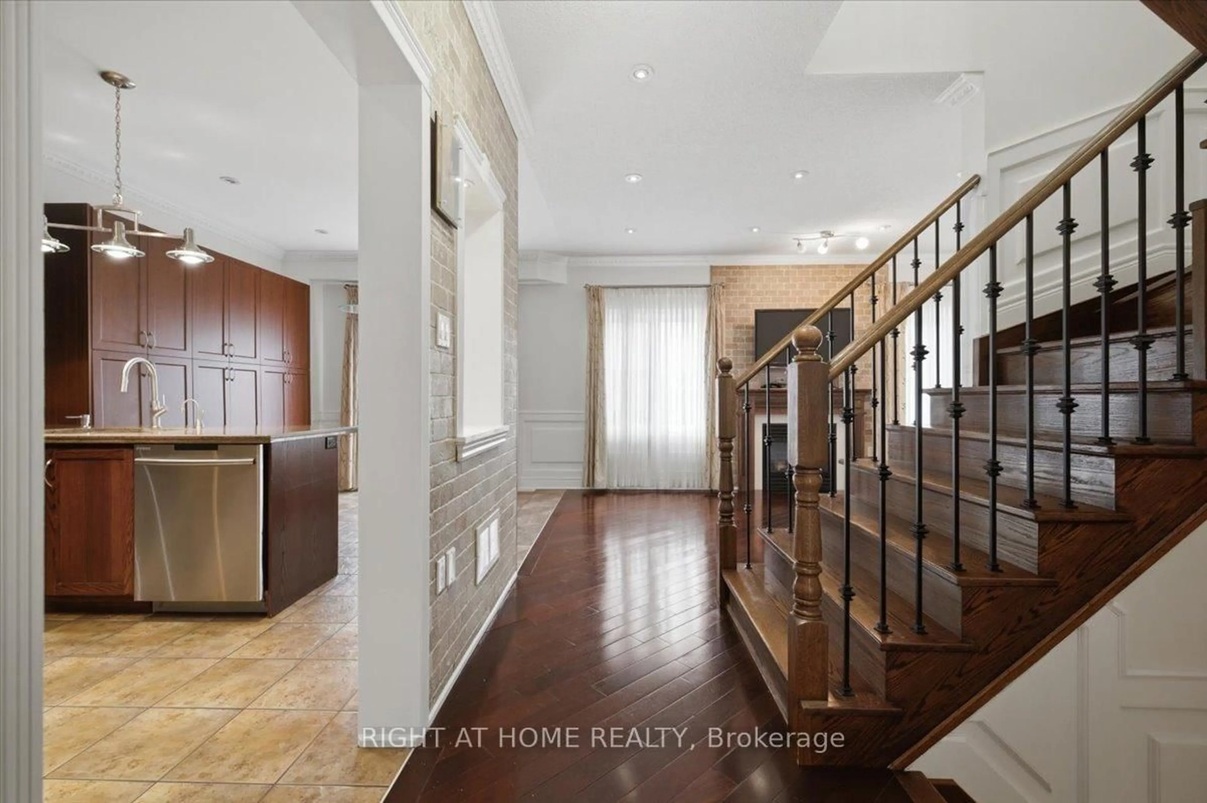 Indoor entryway for 15 Willowbanks Terr, Hamilton Ontario L8E 0C2