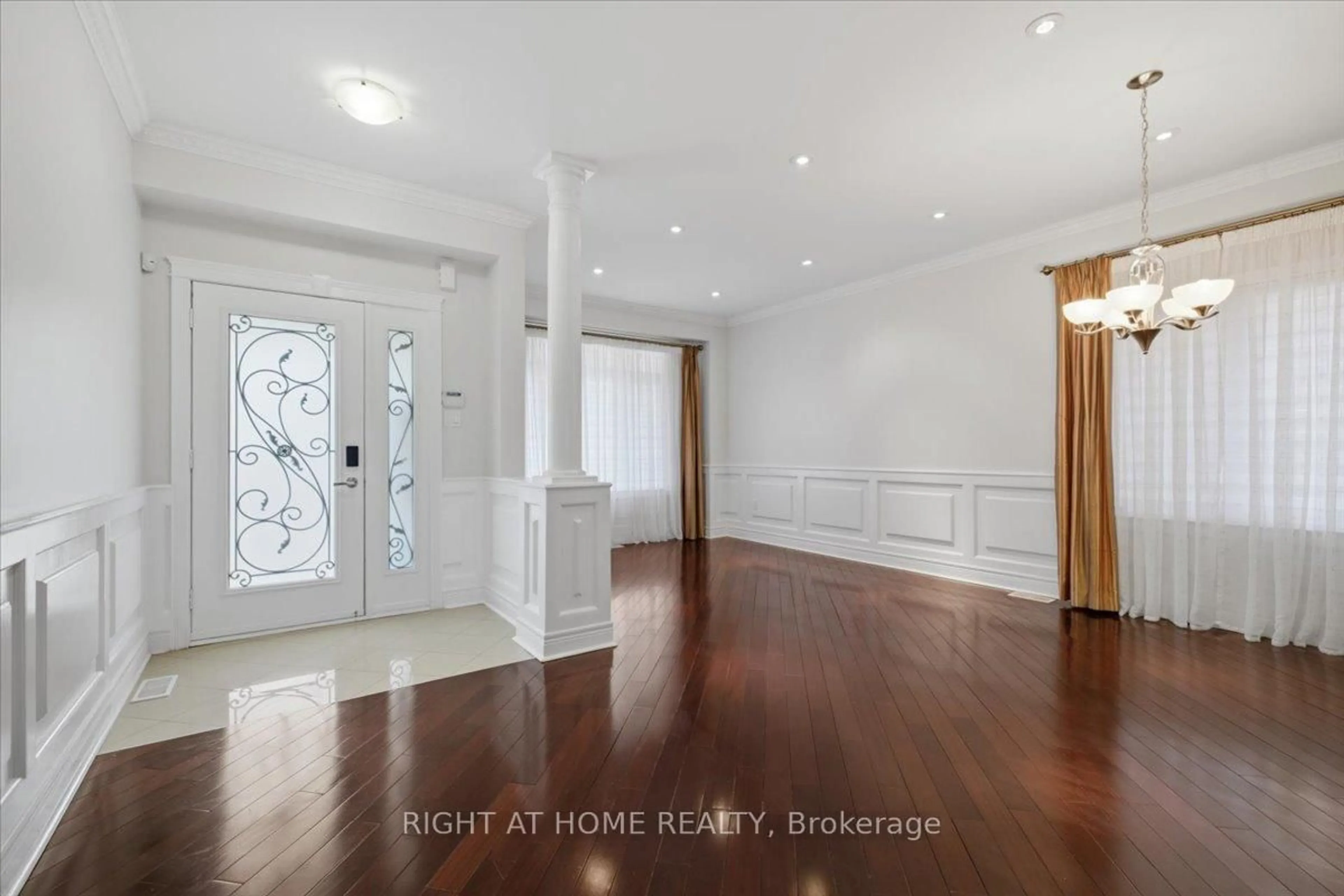 Indoor foyer for 15 Willowbanks Terr, Hamilton Ontario L8E 0C2