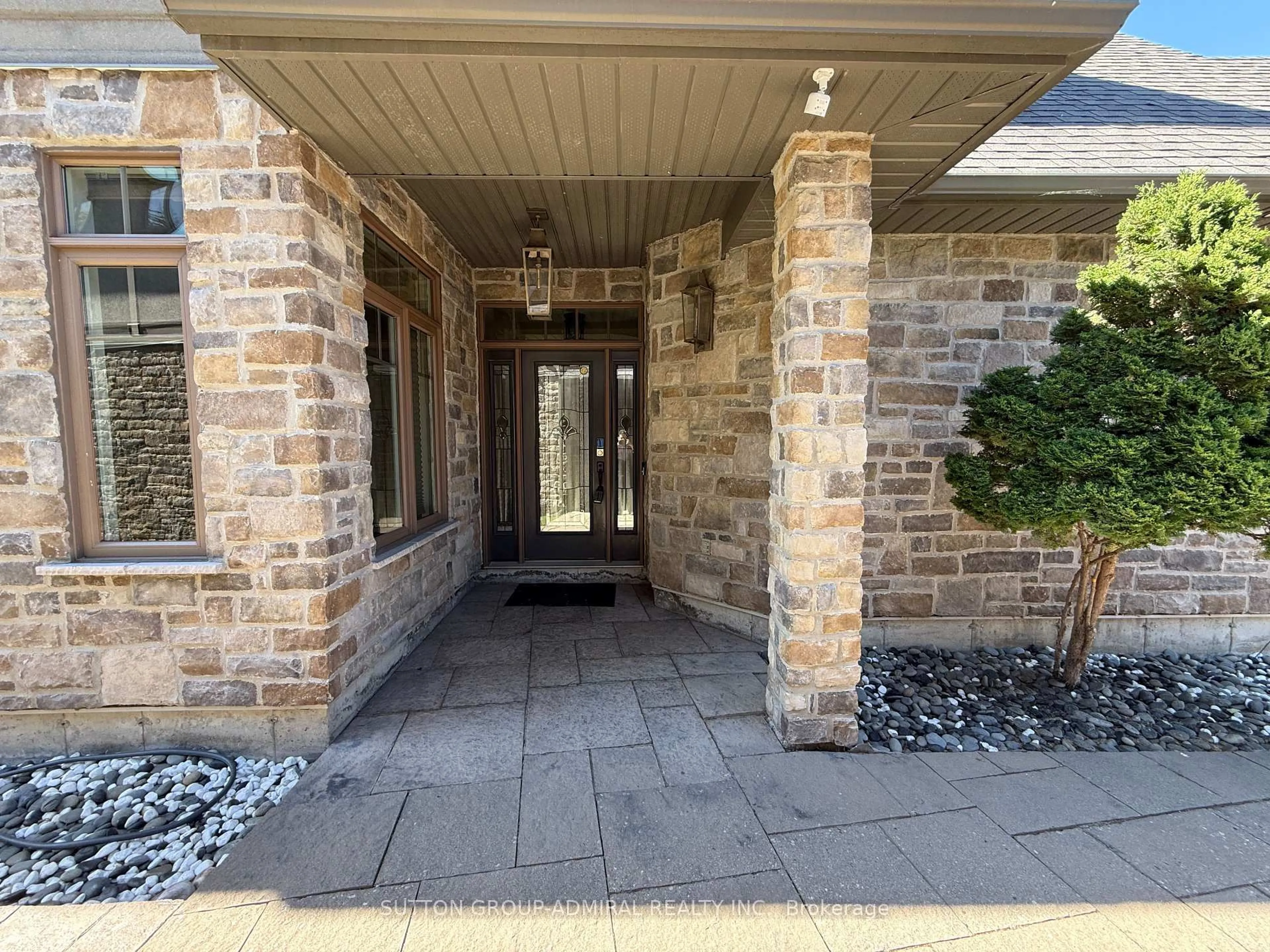 Indoor entryway for 24 South Church St #40, Belleville Ontario K8N 0A9
