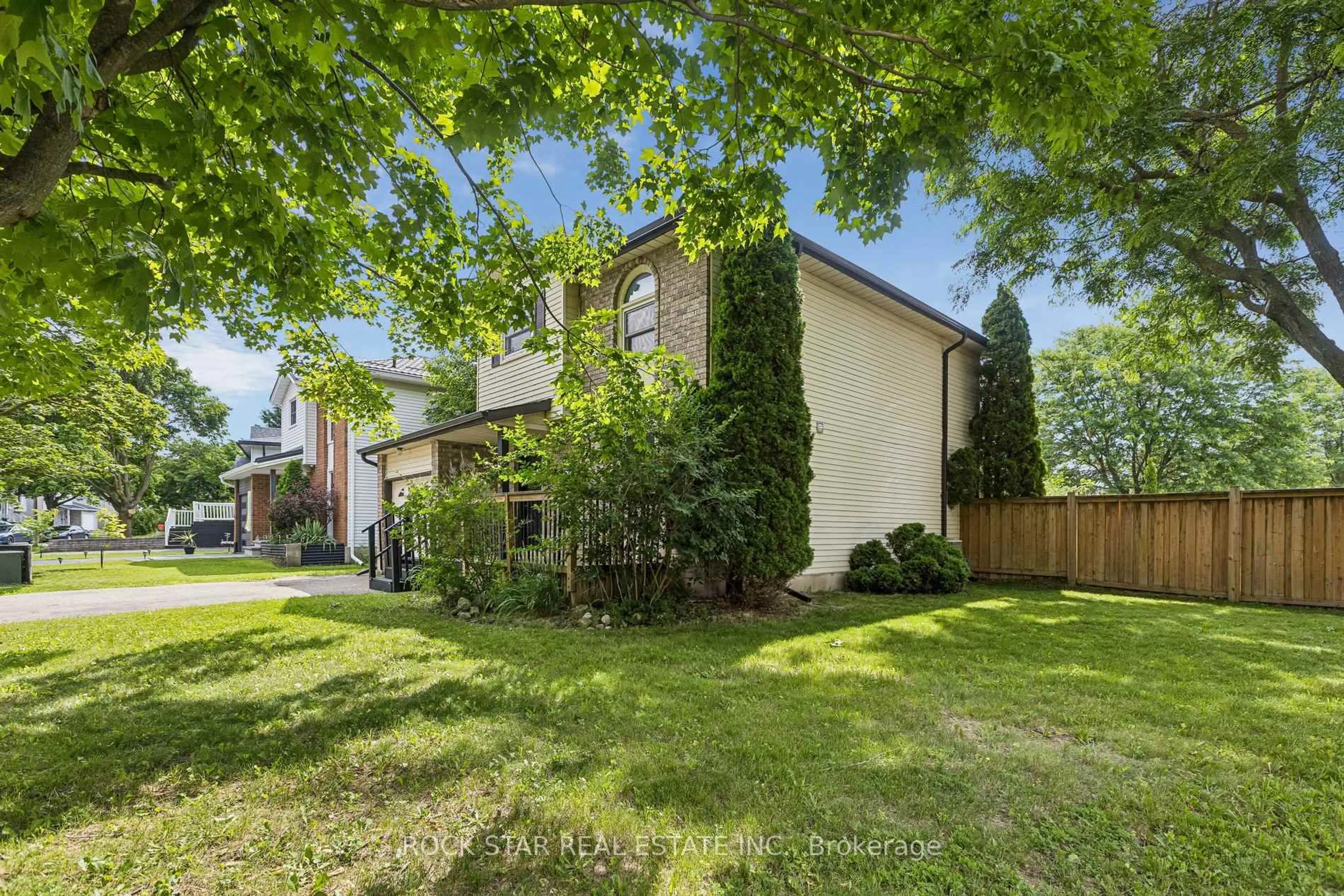 A pic from outside/outdoor area/front of a property/back of a property/a pic from drone, street for 305 Sekura St, Cambridge Ontario N1R 7V8