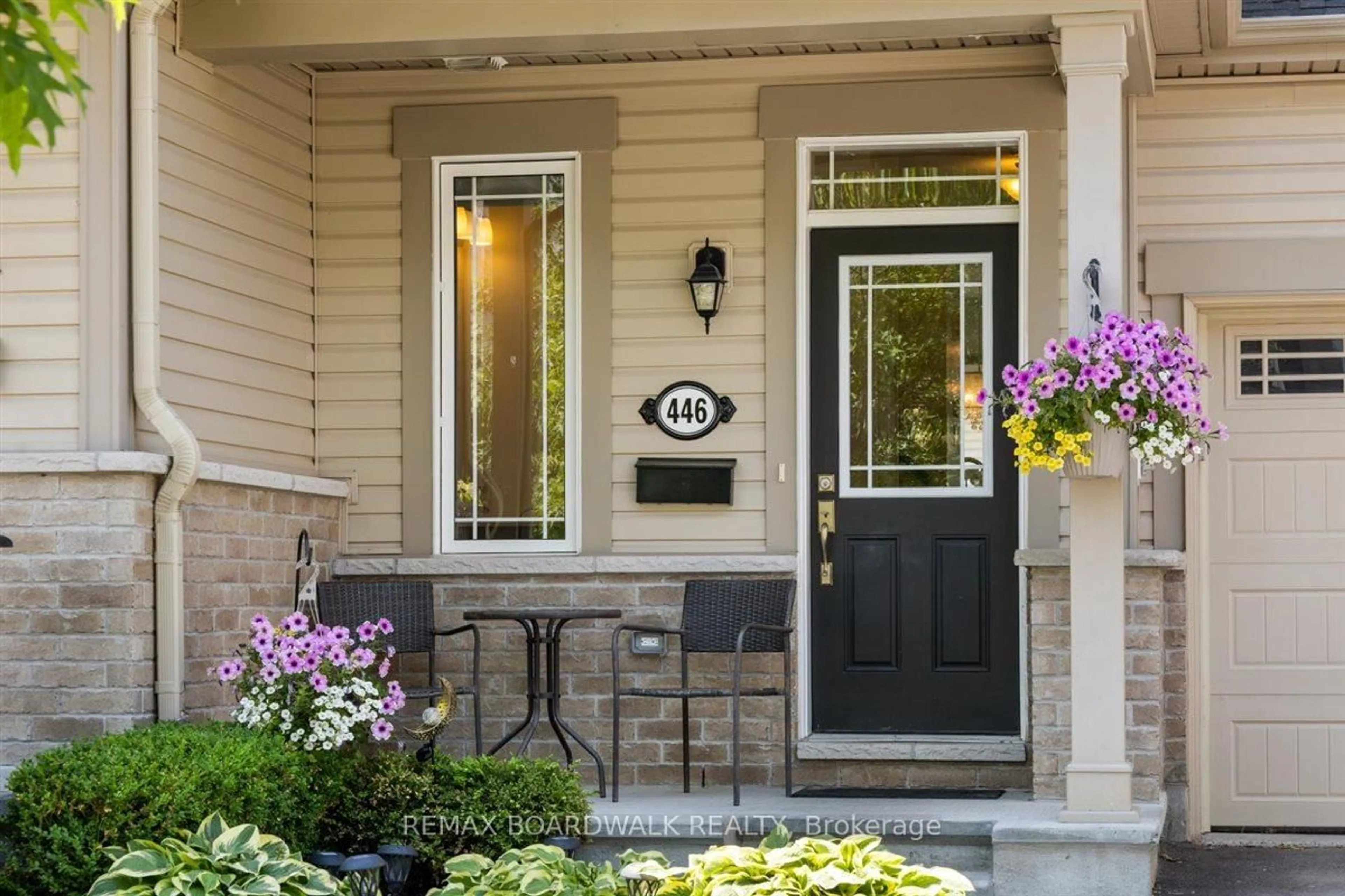 Indoor entryway for 446 Meadowbreeze Dr, Ottawa Ontario K2M 0L1