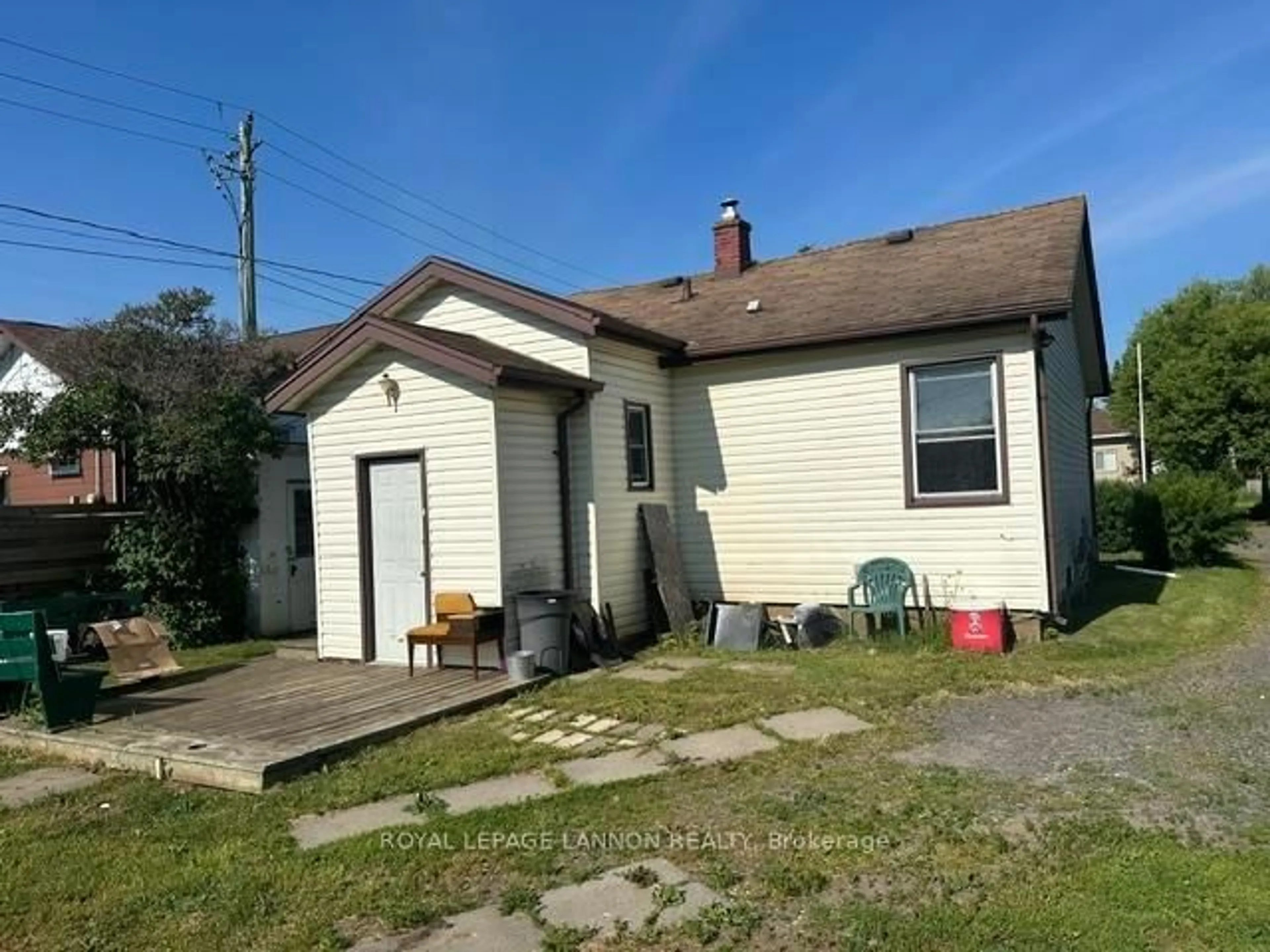 A pic from outside/outdoor area/front of a property/back of a property/a pic from drone, street for 1512 Broadmore Ave., Thunder Bay Ontario P7C 2Z2