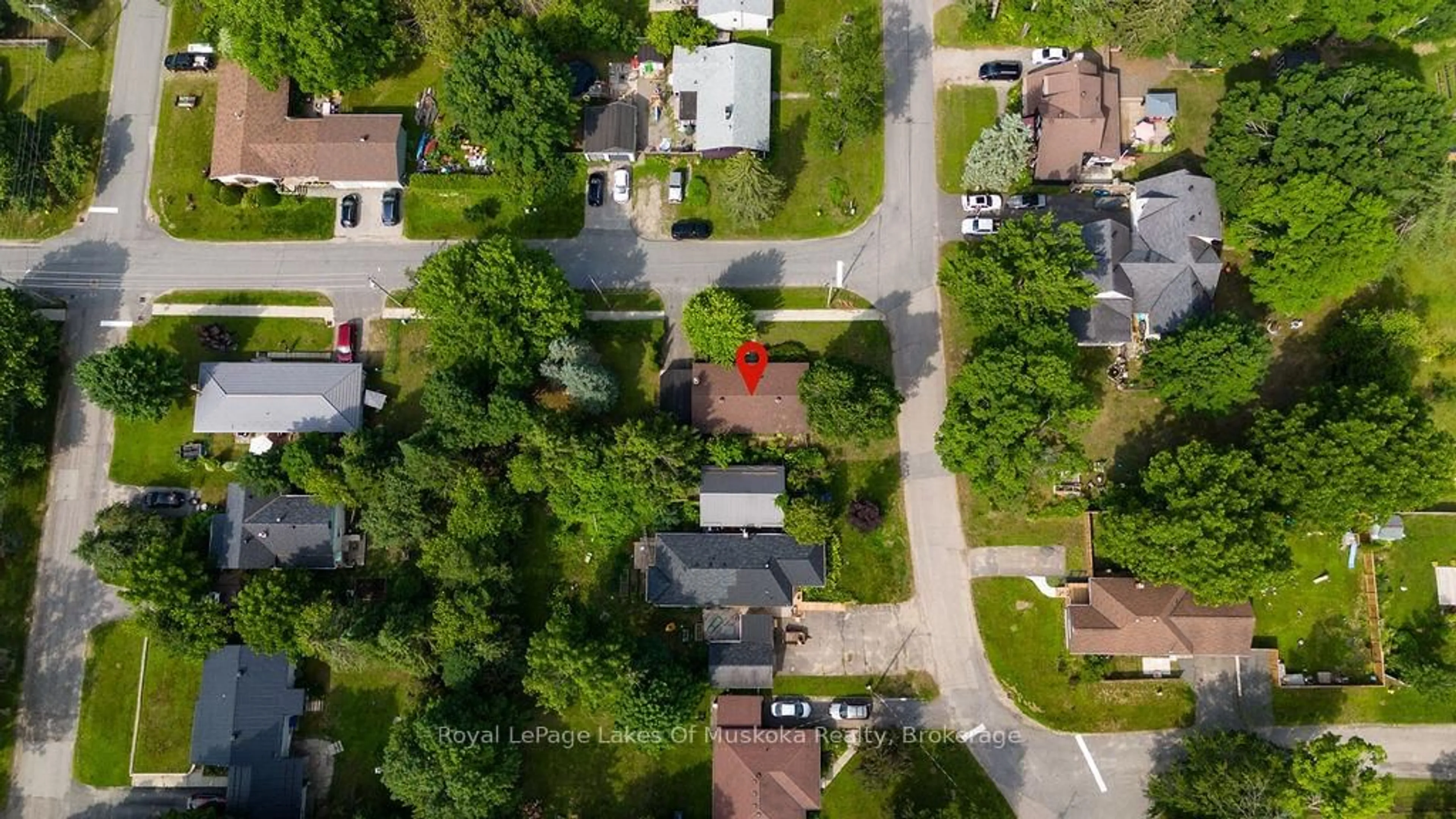 A pic from outside/outdoor area/front of a property/back of a property/a pic from drone, street for 880 Sarah St, Gravenhurst Ontario P1P 1E2