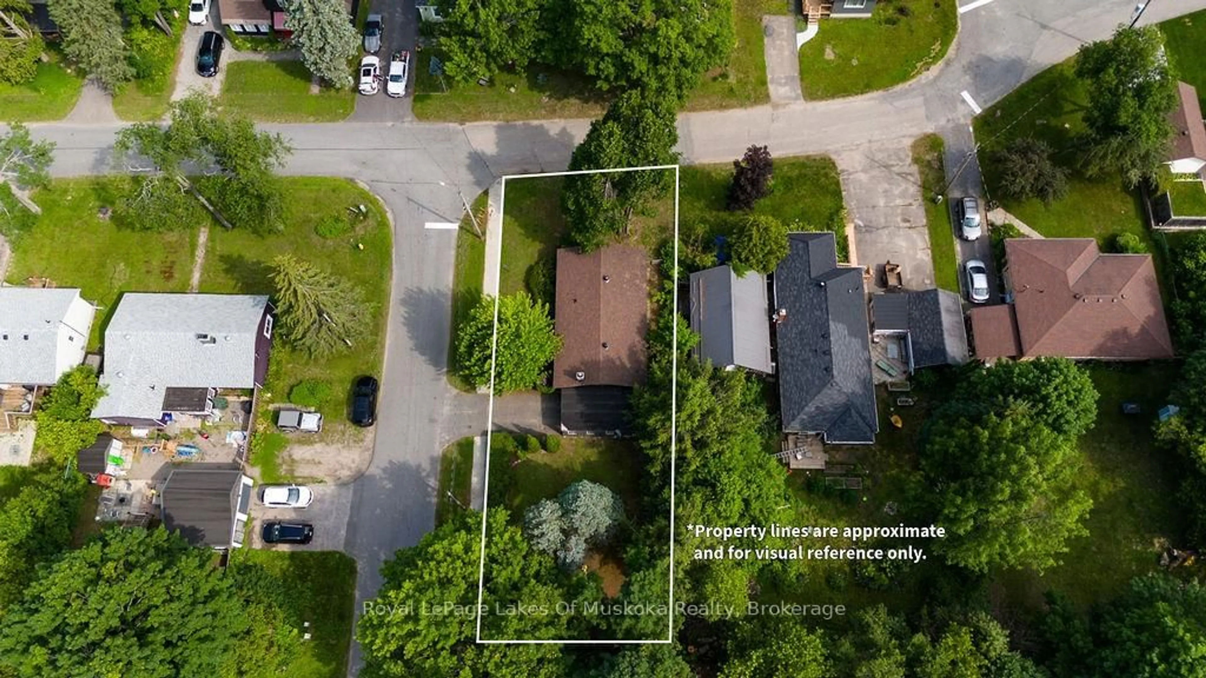A pic from outside/outdoor area/front of a property/back of a property/a pic from drone, street for 880 Sarah St, Gravenhurst Ontario P1P 1E2
