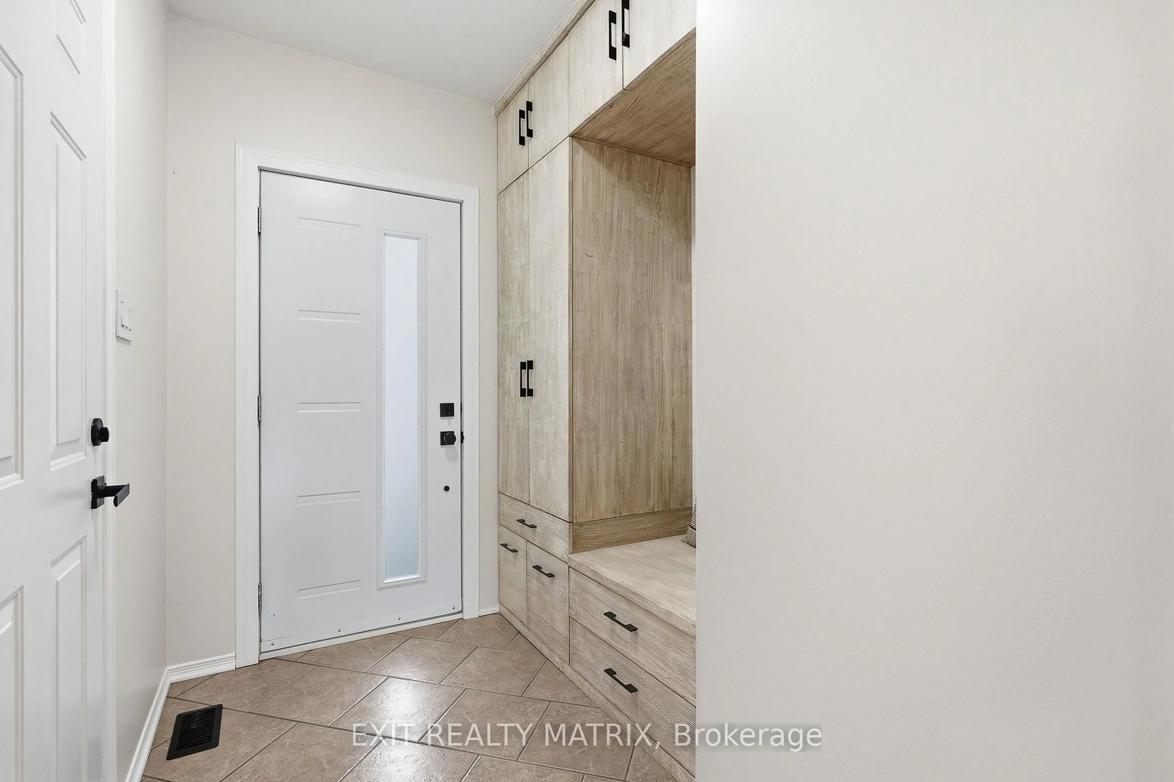 Indoor entryway for 49 Forget St, Russell Ontario K0A 1W0
