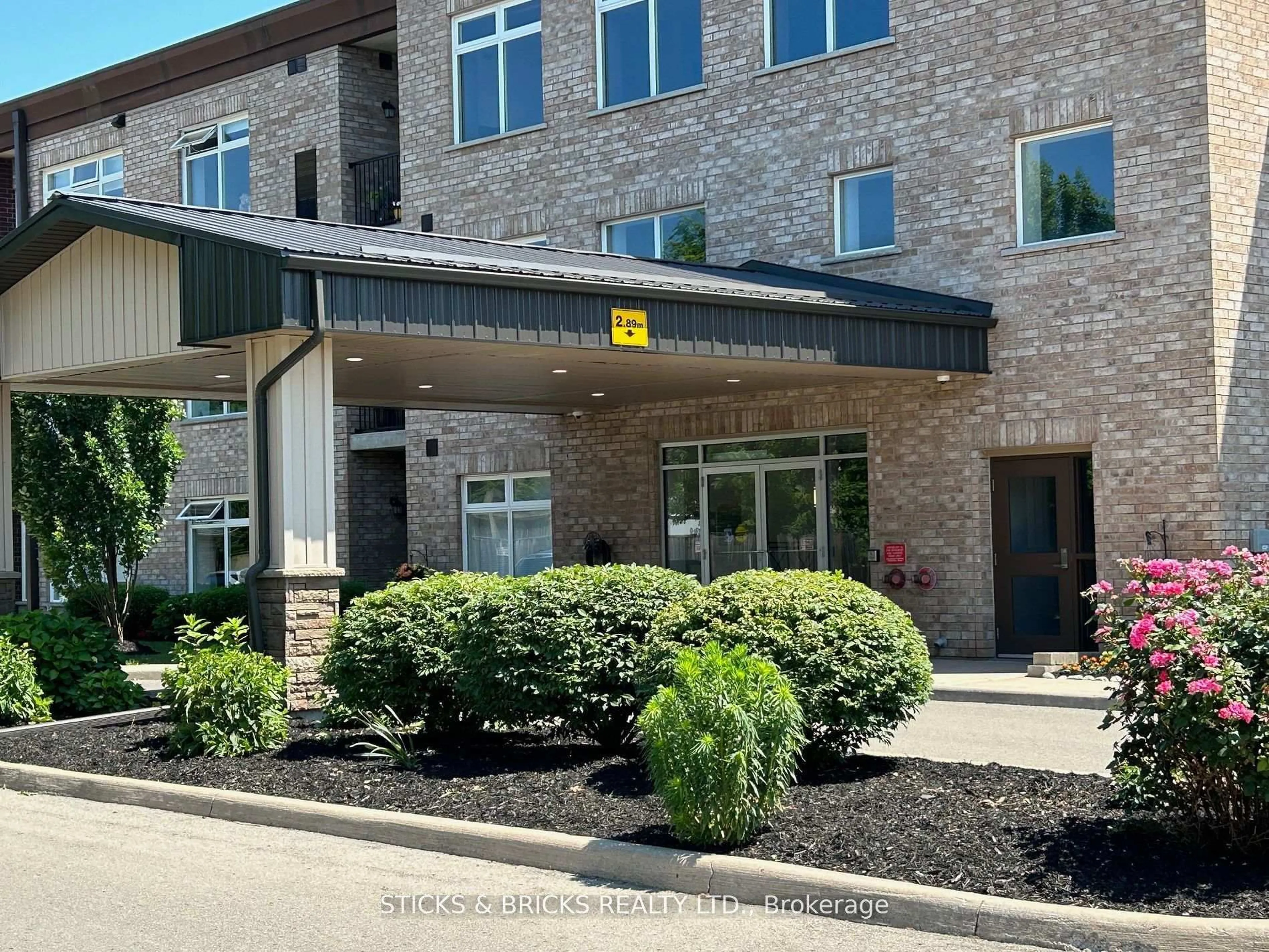 Indoor foyer for 4644 Pettit Ave #111, Niagara Falls Ontario L2E 0B4
