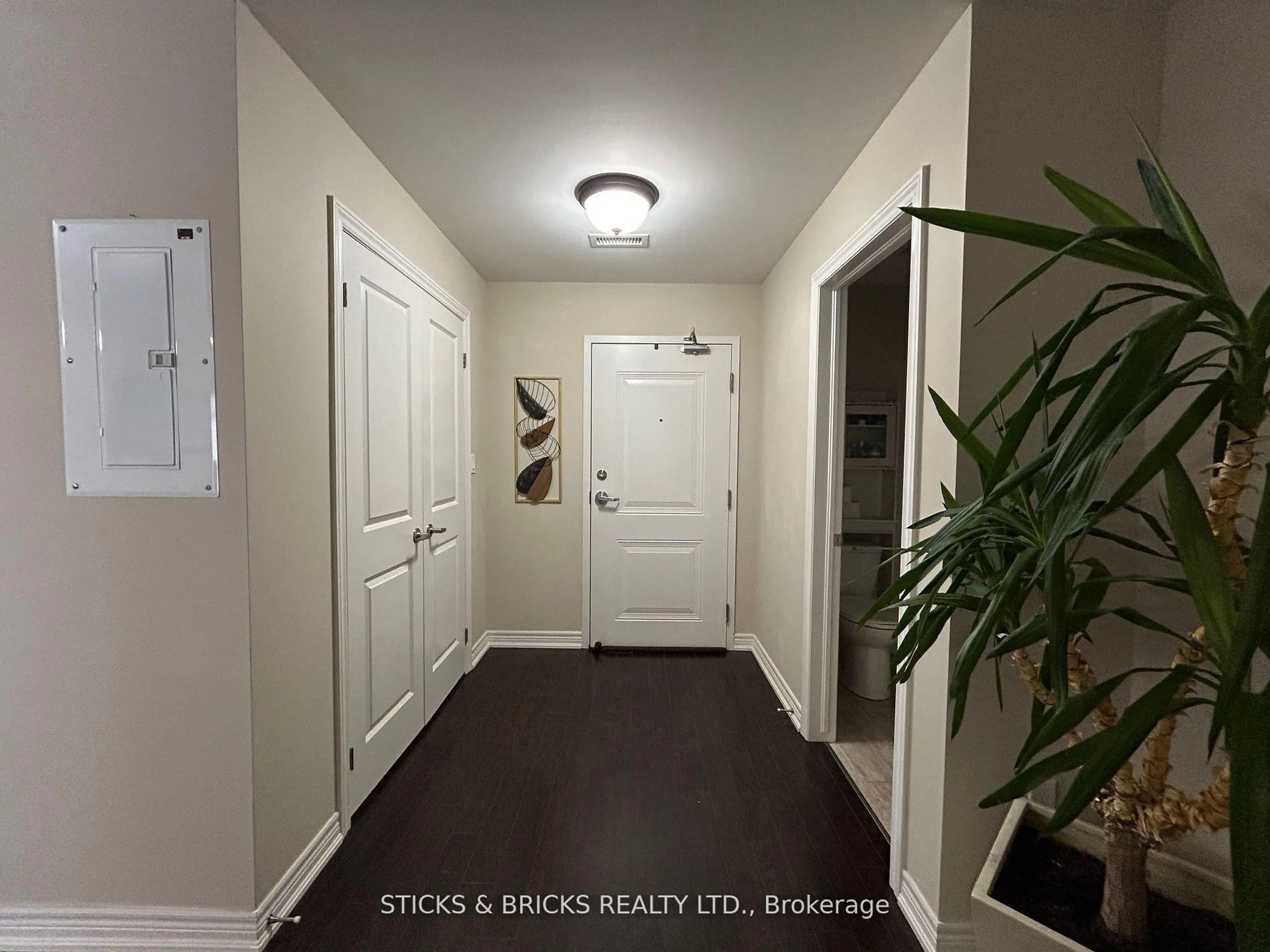 Indoor entryway for 4644 Pettit Ave #111, Niagara Falls Ontario L2E 0B4