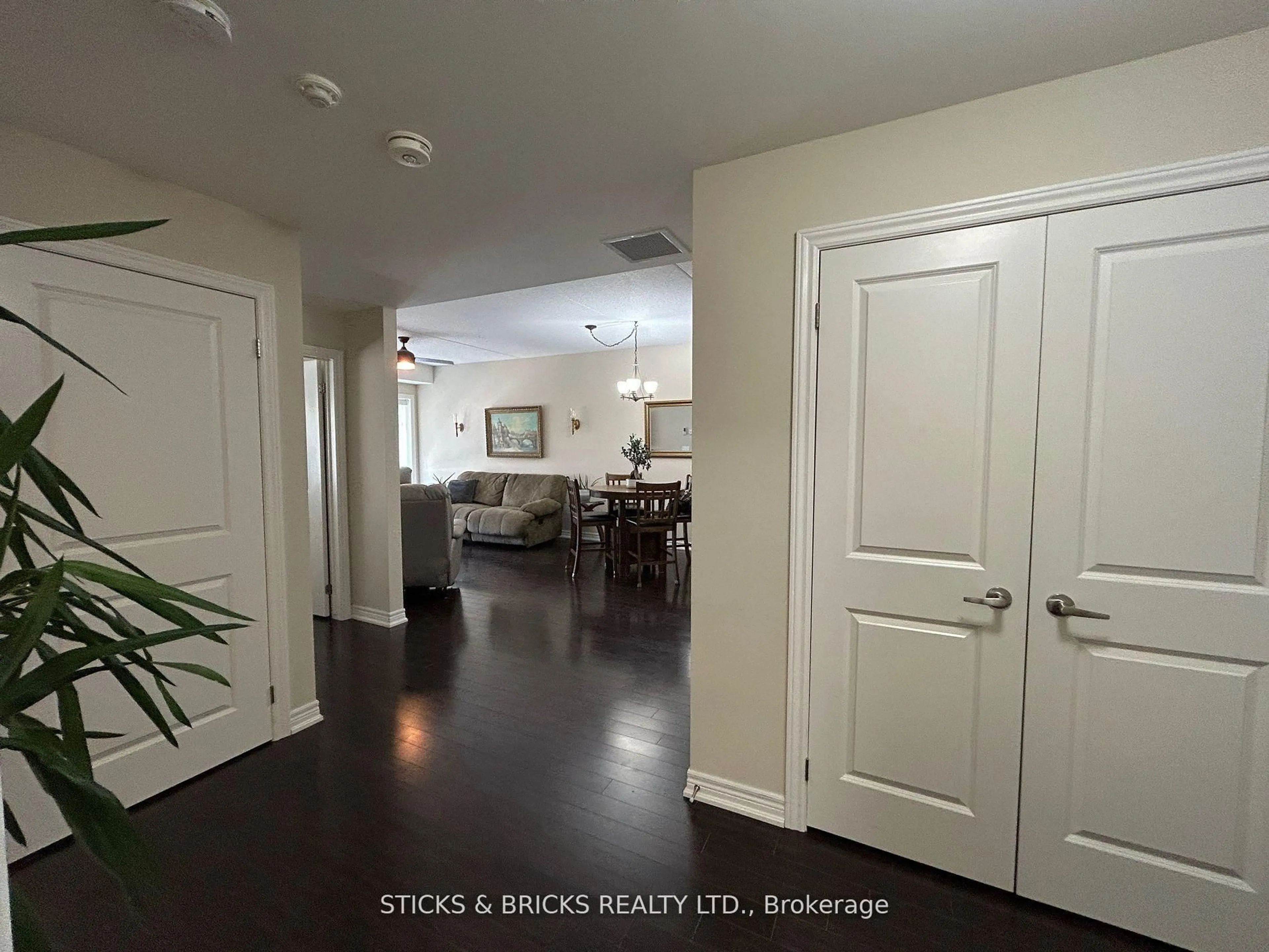 Indoor entryway for 4644 Pettit Ave #111, Niagara Falls Ontario L2E 0B4