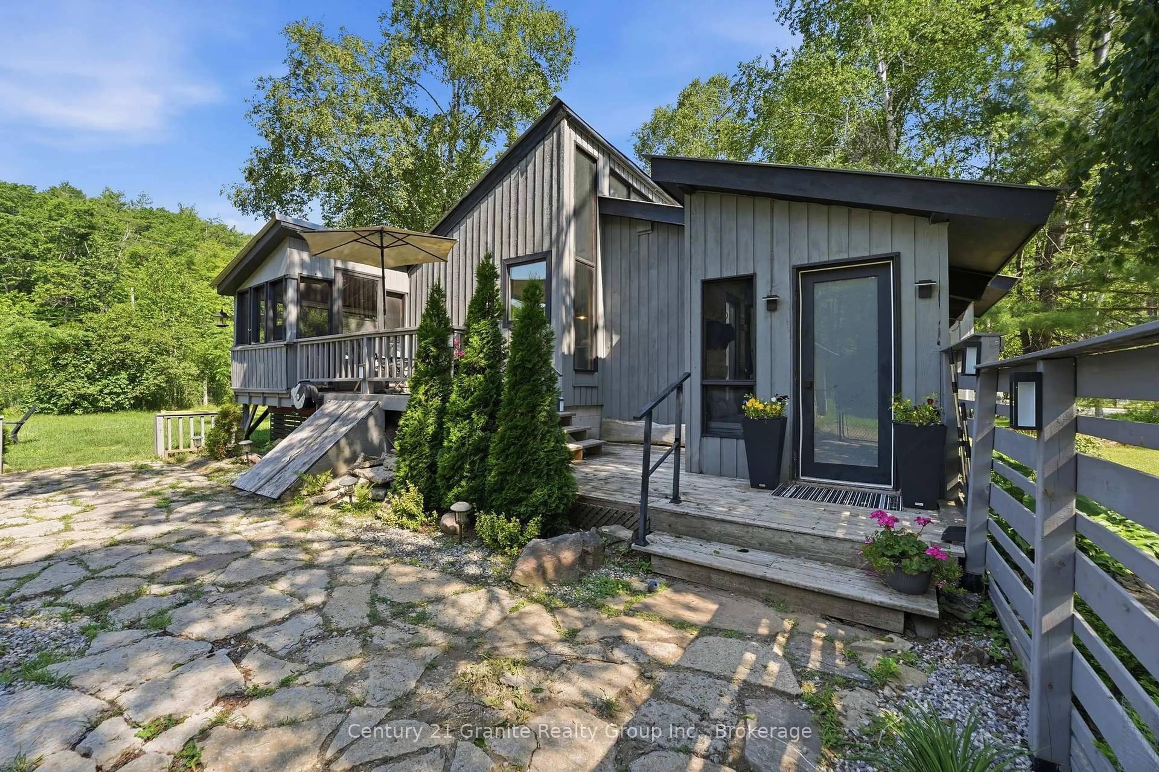 Patio, street for 1012 Shetland Rd, Minden Hills Ontario K0M 2L1