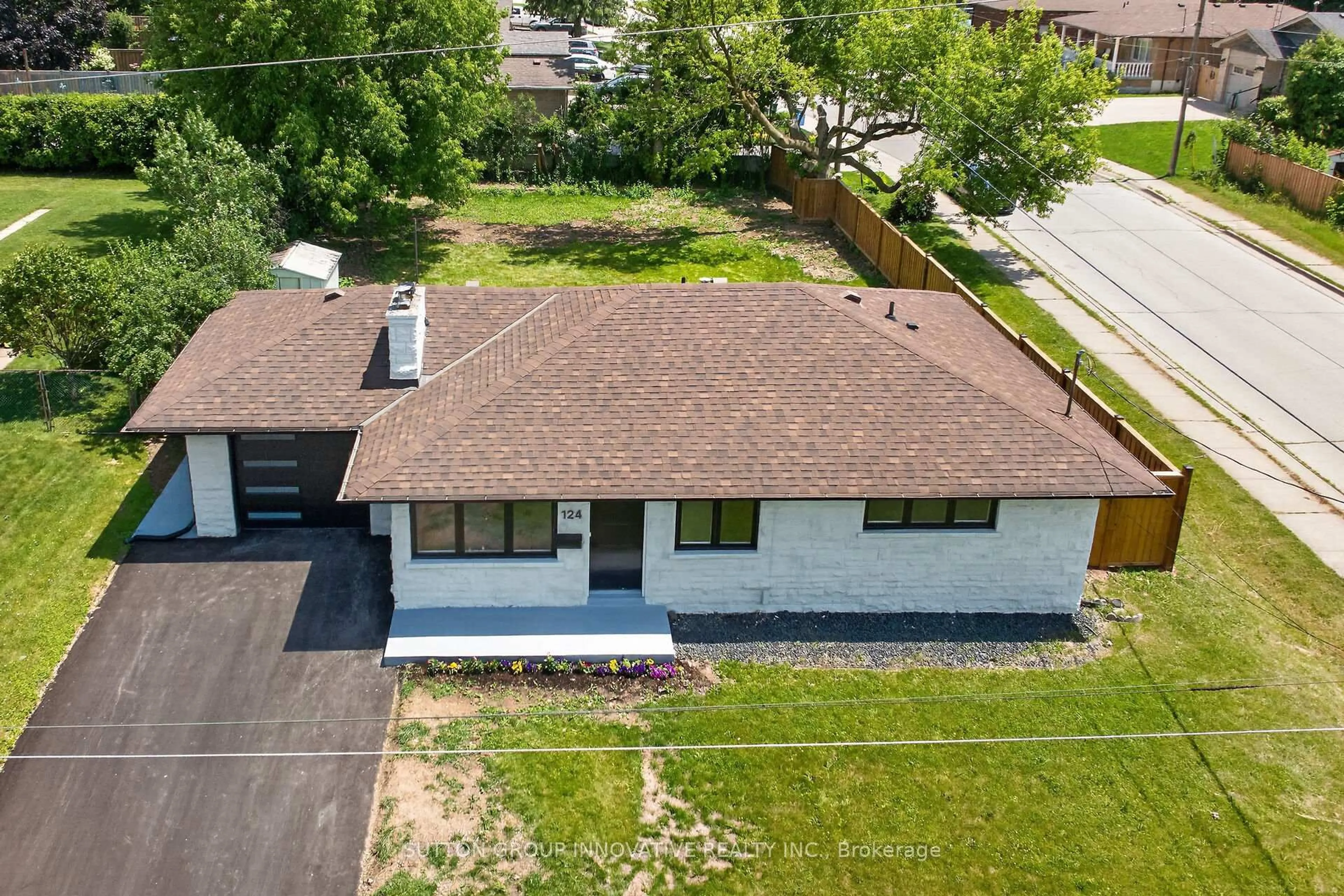 A pic from outside/outdoor area/front of a property/back of a property/a pic from drone, street for 124 Corman Ave, Hamilton Ontario L8G 3W4