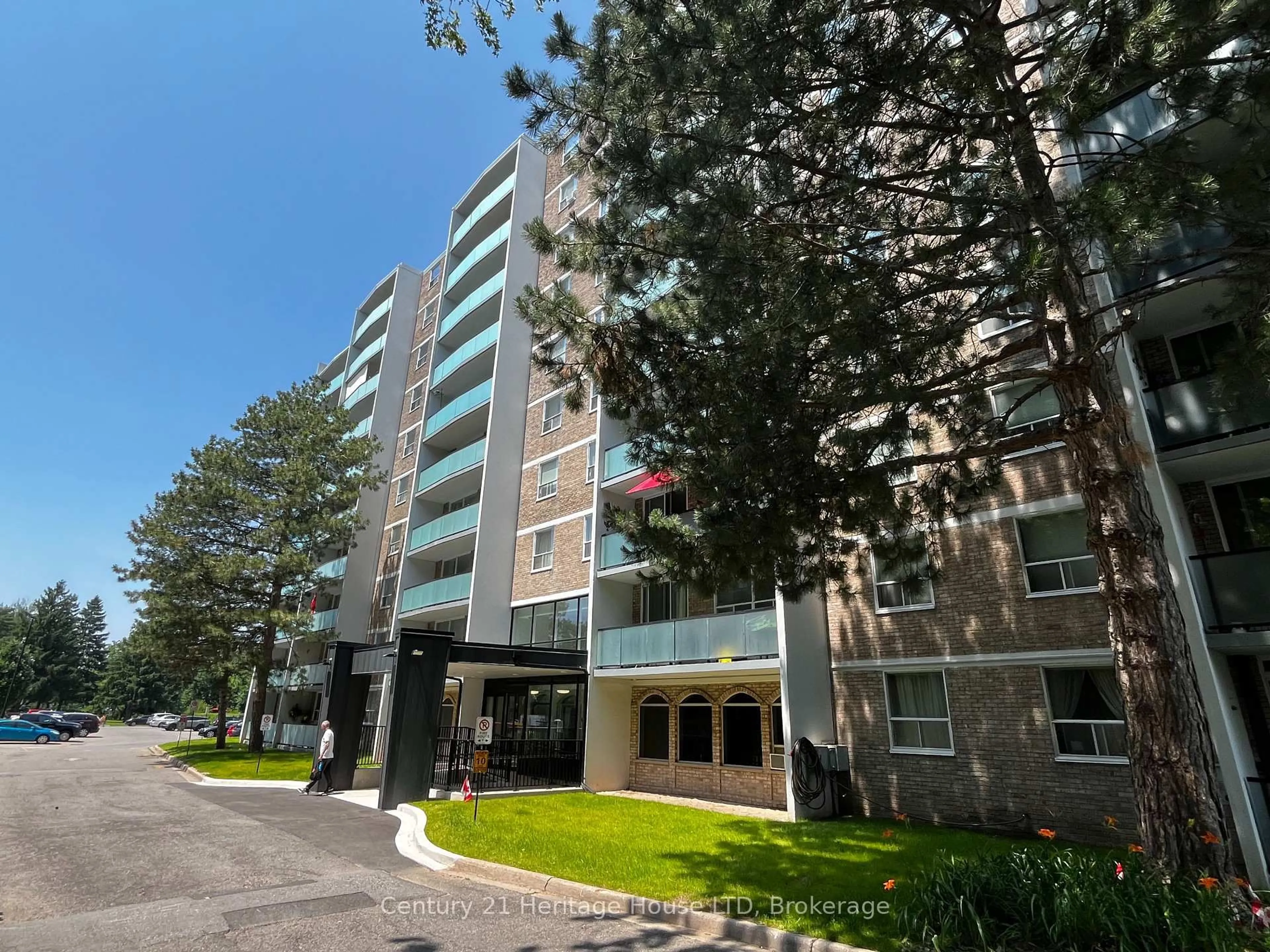 Indoor foyer for 359 Geneva St #303, St. Catharines Ontario L2N 2G5