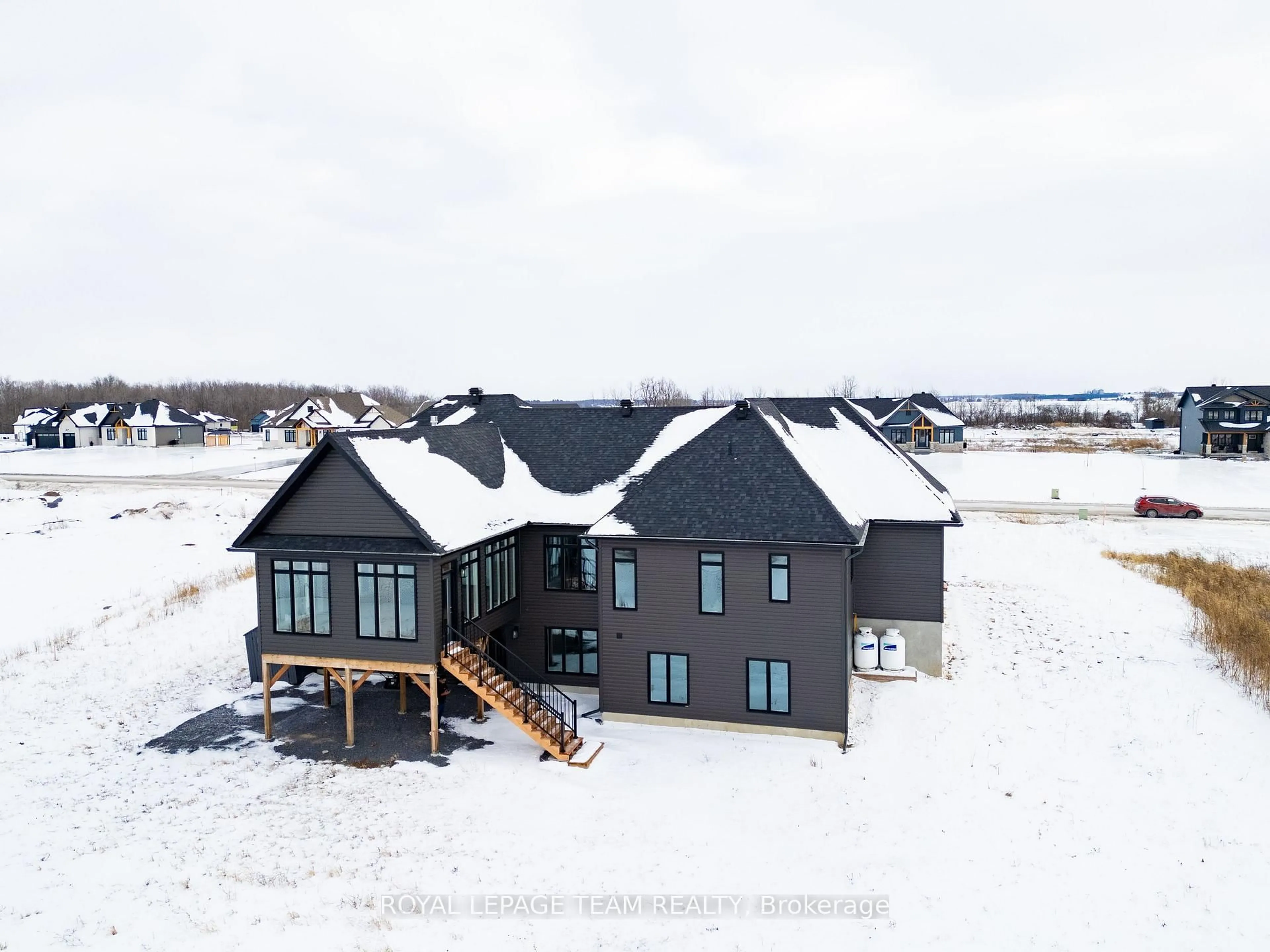 A pic from outside/outdoor area/front of a property/back of a property/a pic from drone, building for 224 Trudeau Cres, Russell Ontario K4R 1E5