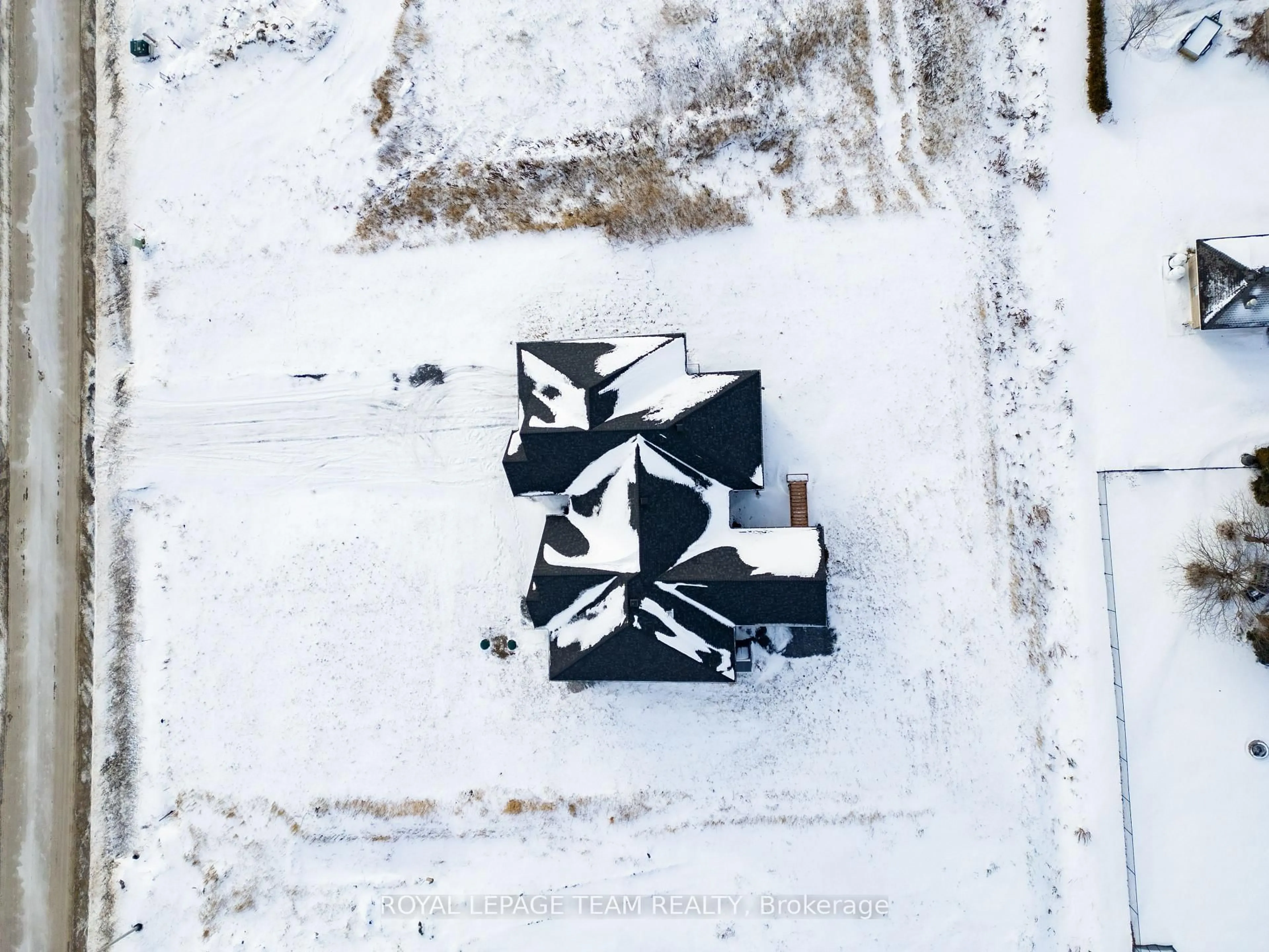 A pic from outside/outdoor area/front of a property/back of a property/a pic from drone, building for 224 Trudeau Cres, Russell Ontario K4R 1E5