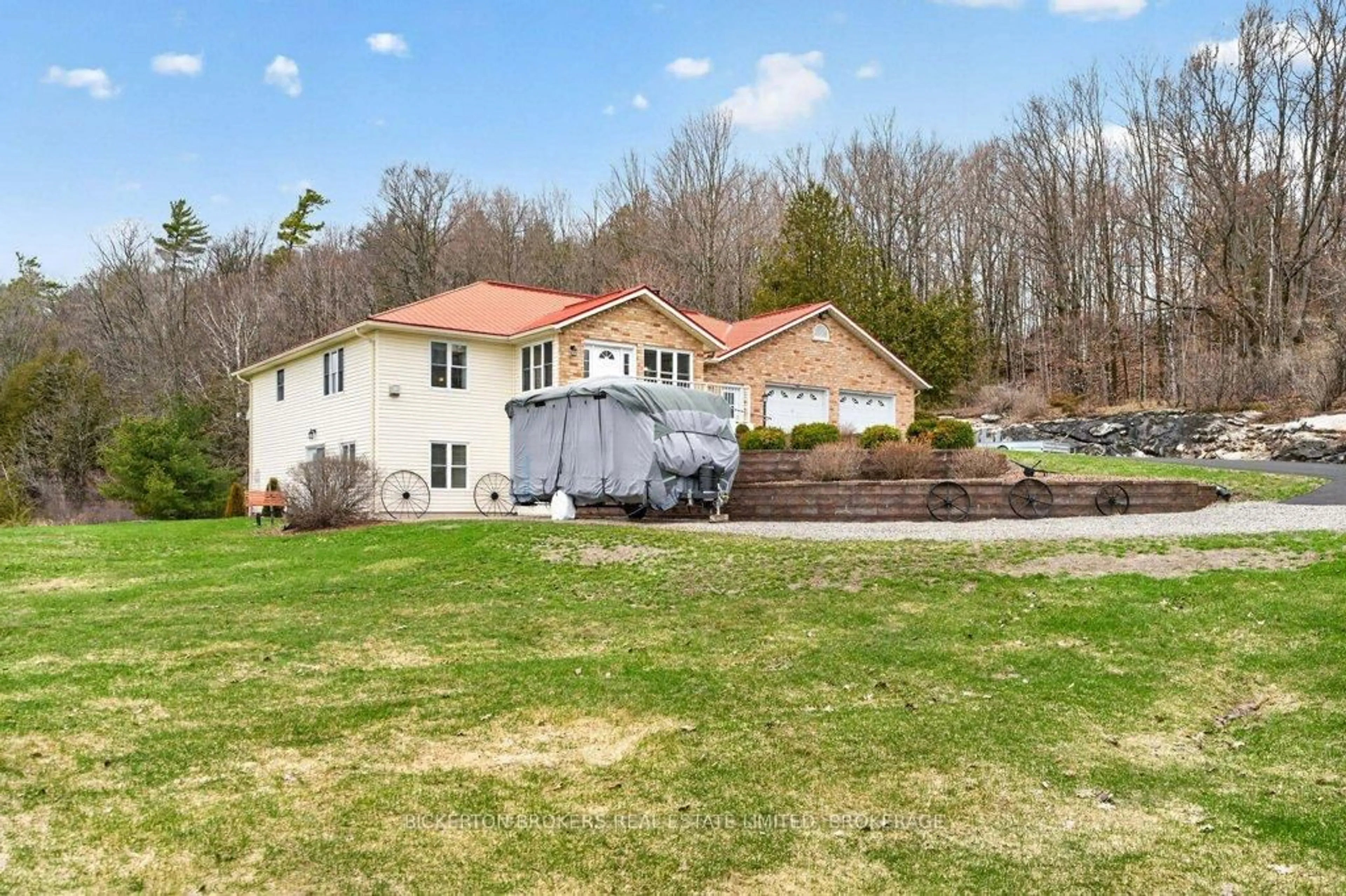 A pic from outside/outdoor area/front of a property/back of a property/a pic from drone, water/lake/river/ocean view for 224 Big Hill Rd, Leeds and the Thousand Islands Ontario K0H 2N0