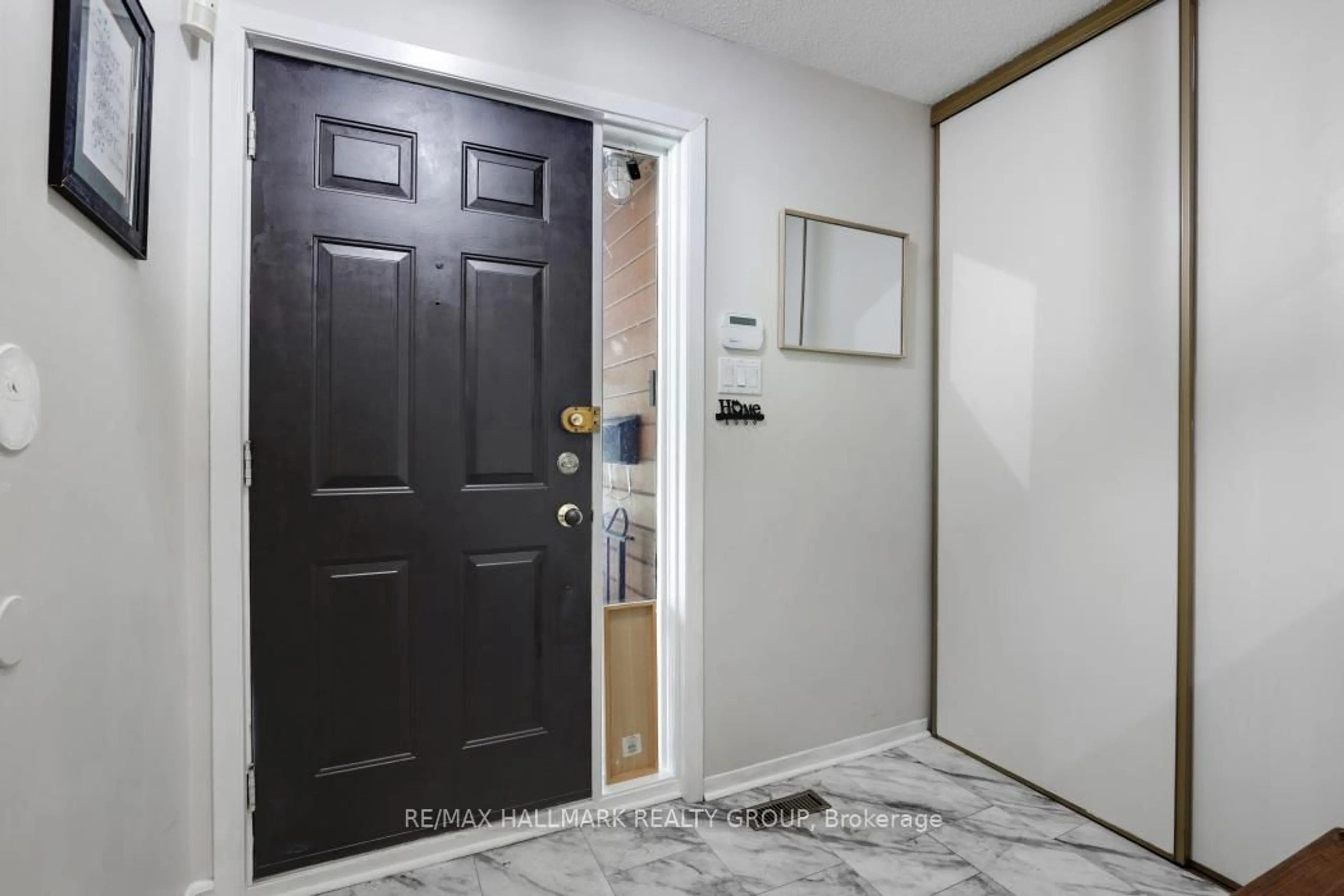 Indoor entryway for 308 Lafontaine Ave, Ottawa Ontario K1T 3A4