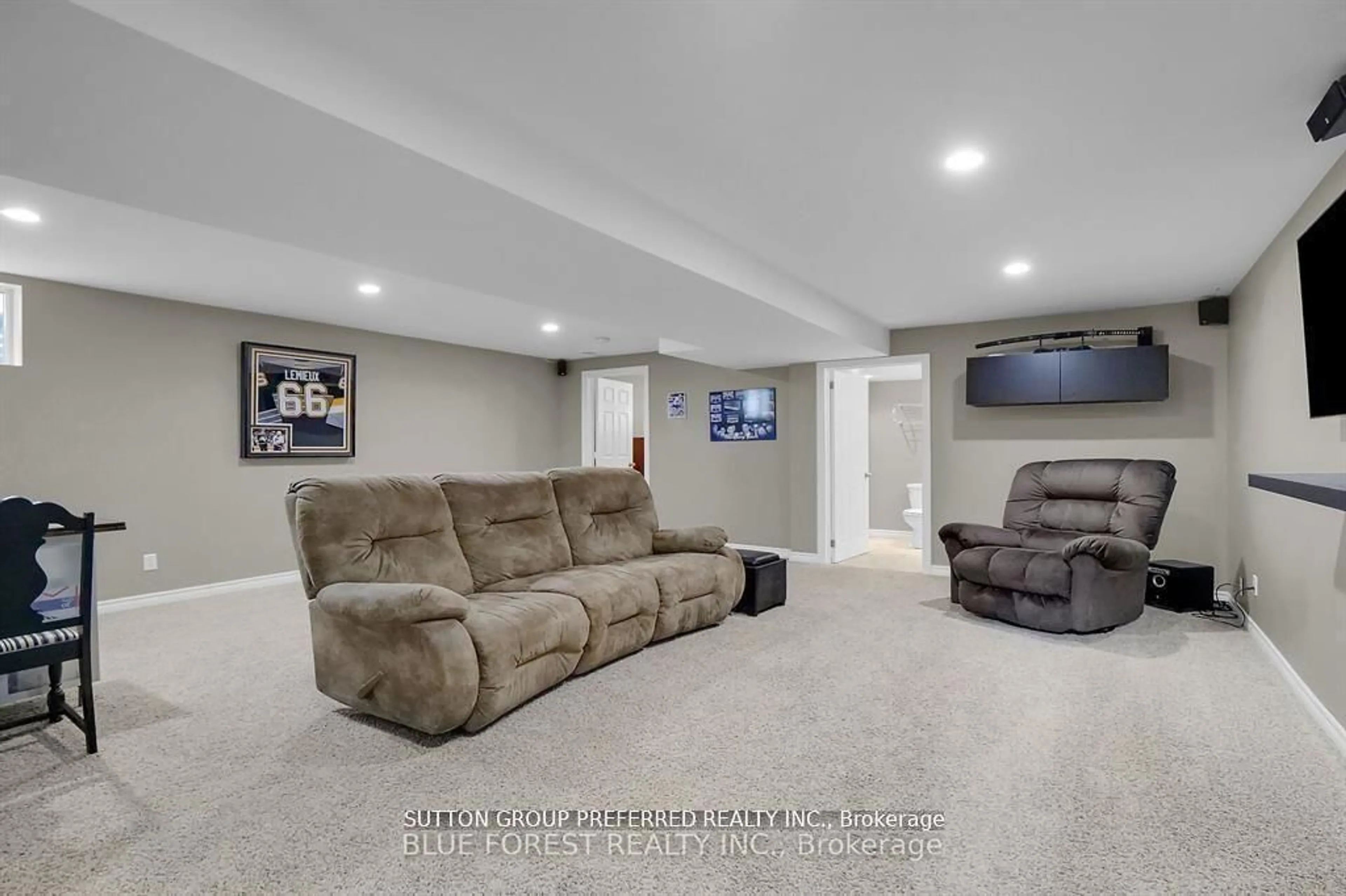 Home theater for 284 Exmouth Circ, London East Ontario N5V 5G6