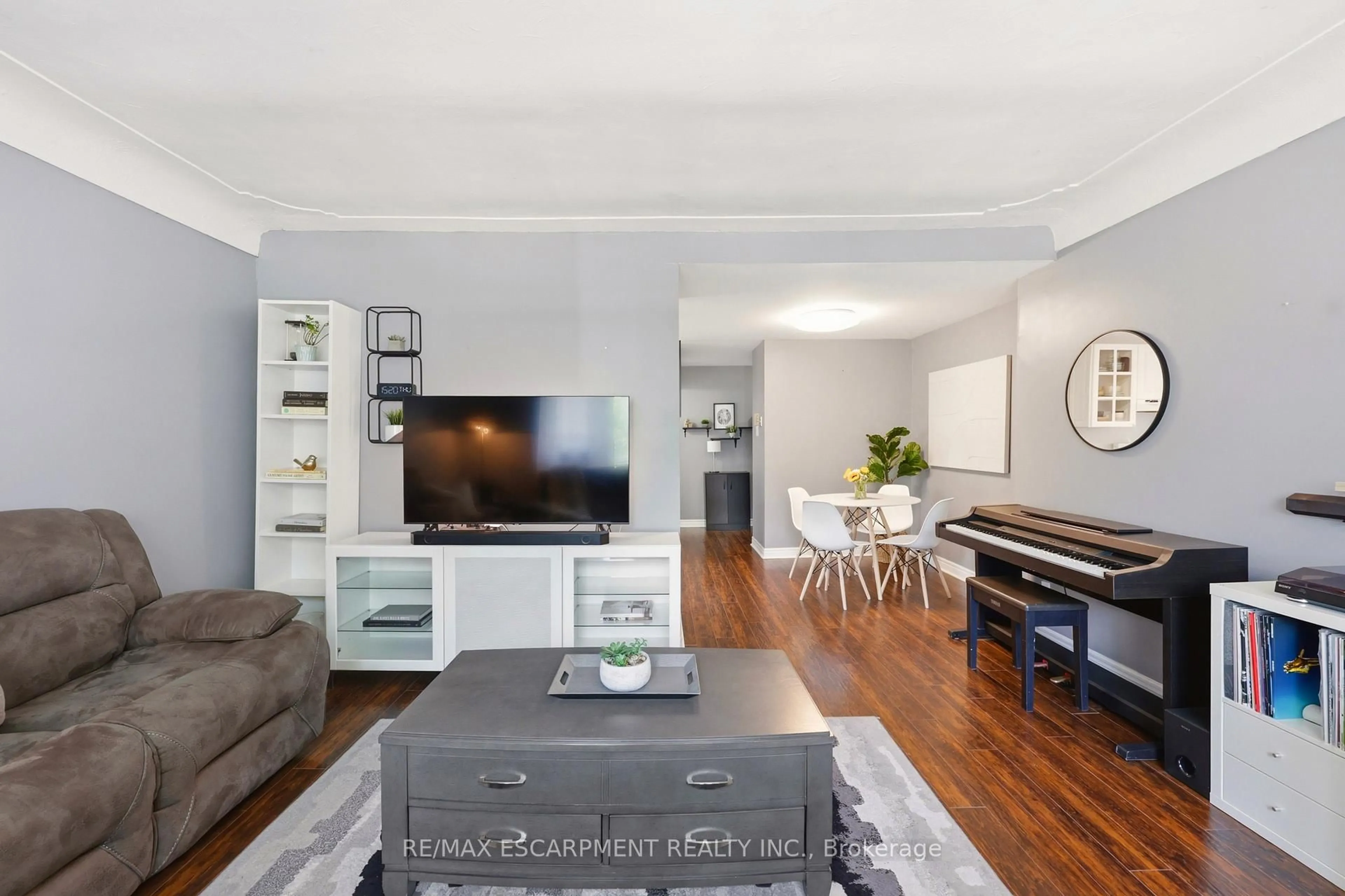 Living room with furniture, wood/laminate floor for 836 CONCESSION St #310, Hamilton Ontario L8V 1E2