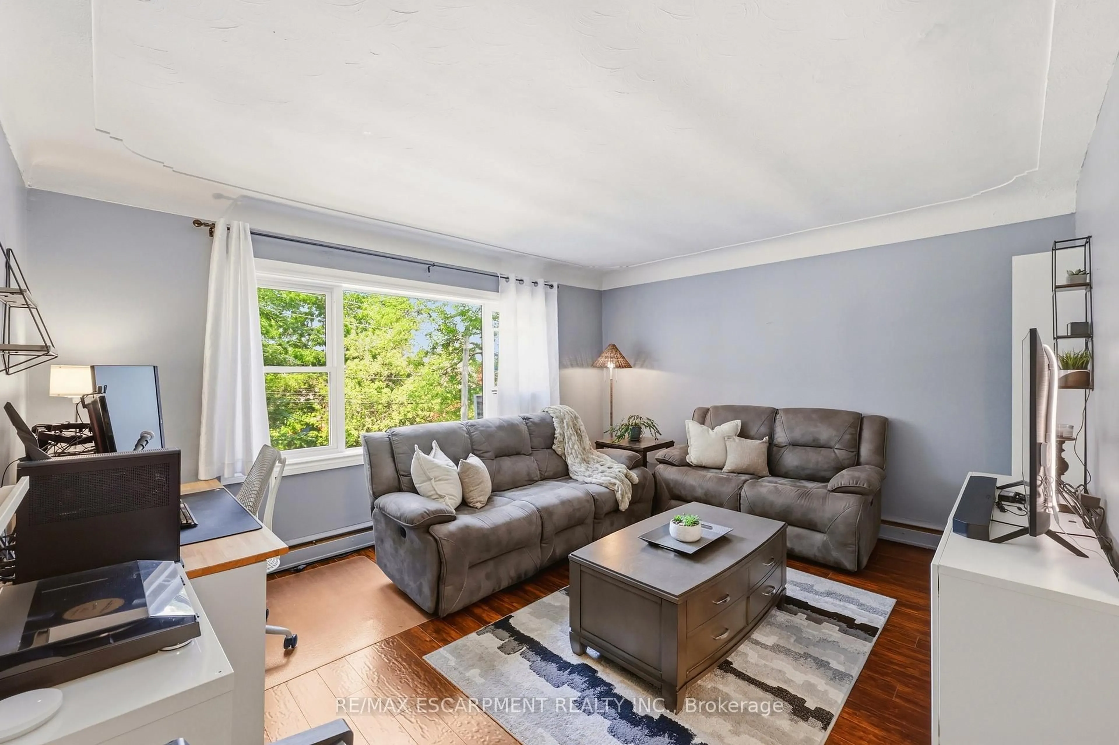 Living room with furniture, wood/laminate floor for 836 CONCESSION St #310, Hamilton Ontario L8V 1E2