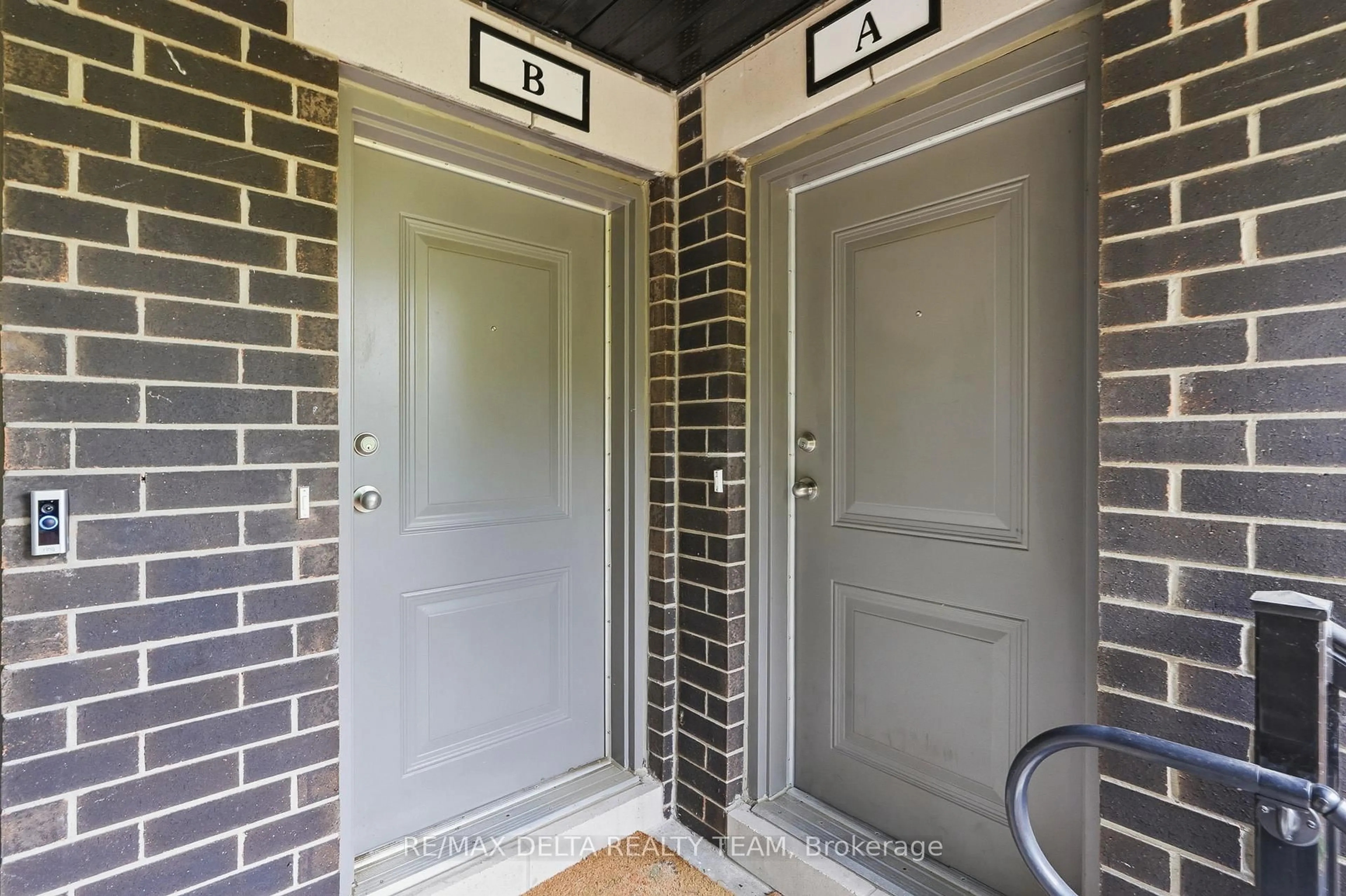 Indoor entryway for 400 Rolling Meadow Cres #B, Ottawa Ontario K1W 0S1
