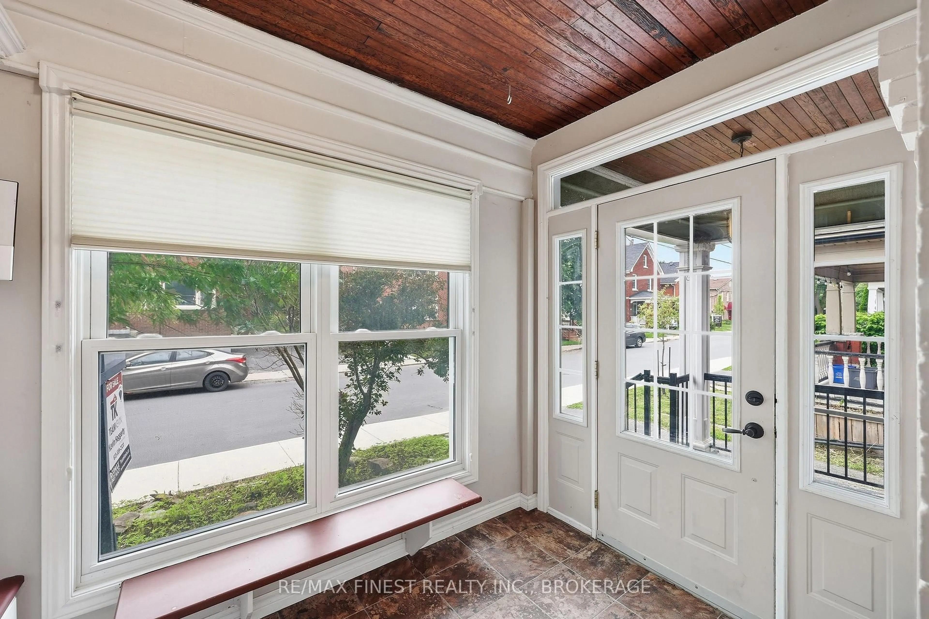 Indoor entryway for 463 Victoria St, Kingston Ontario K7L 3Z8