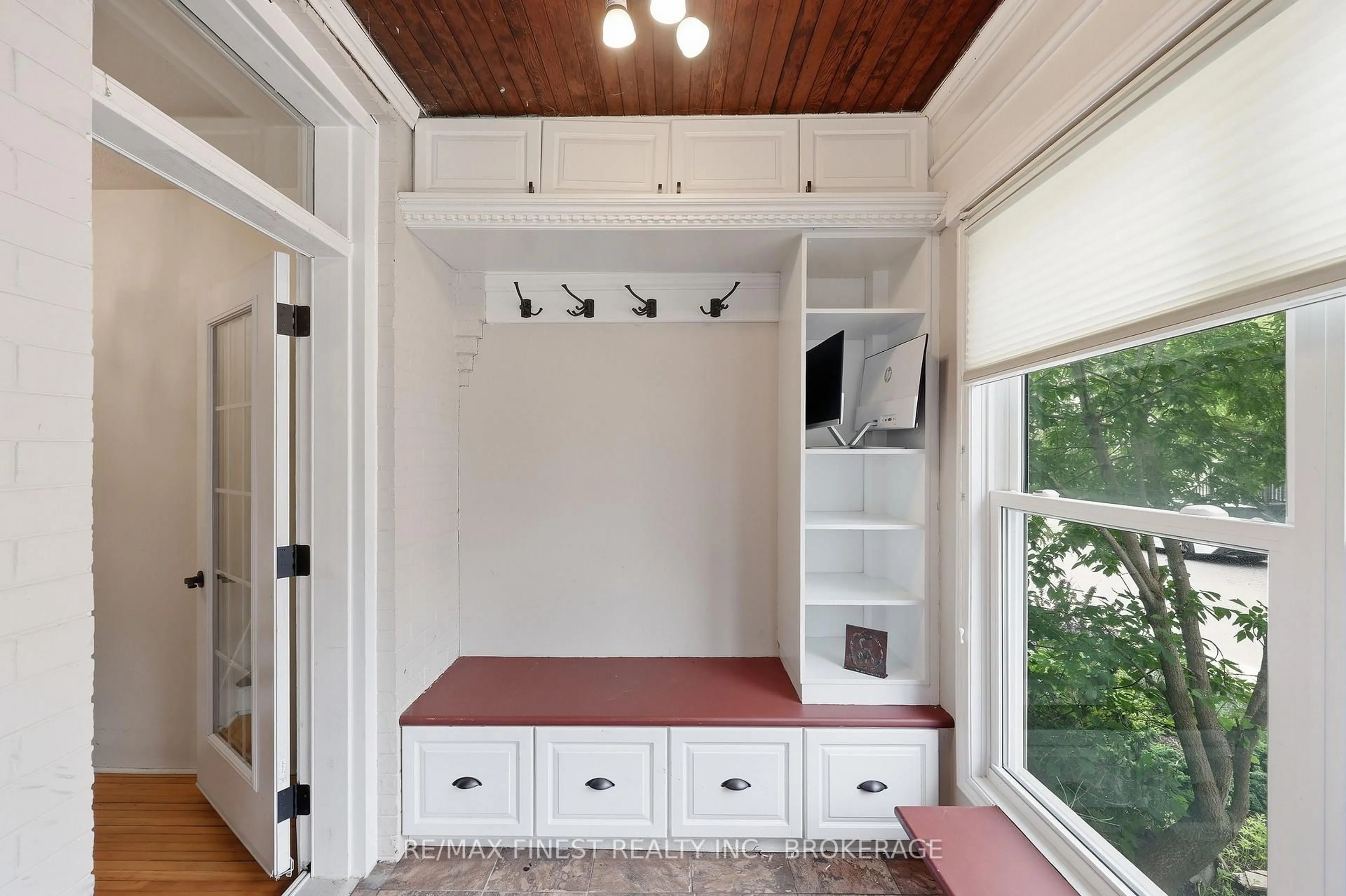Indoor entryway for 463 Victoria St, Kingston Ontario K7L 3Z8