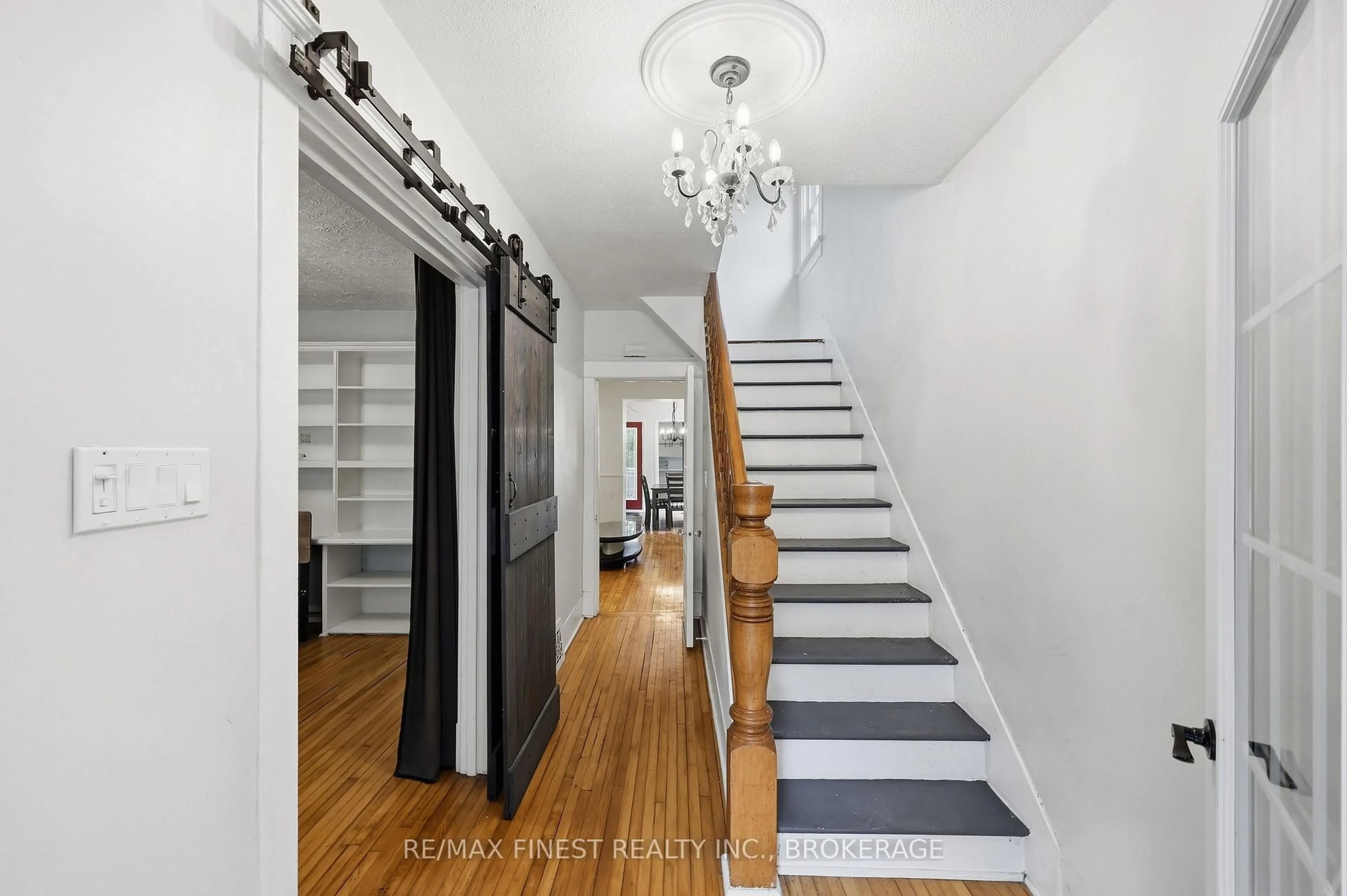Indoor entryway for 463 Victoria St, Kingston Ontario K7L 3Z8