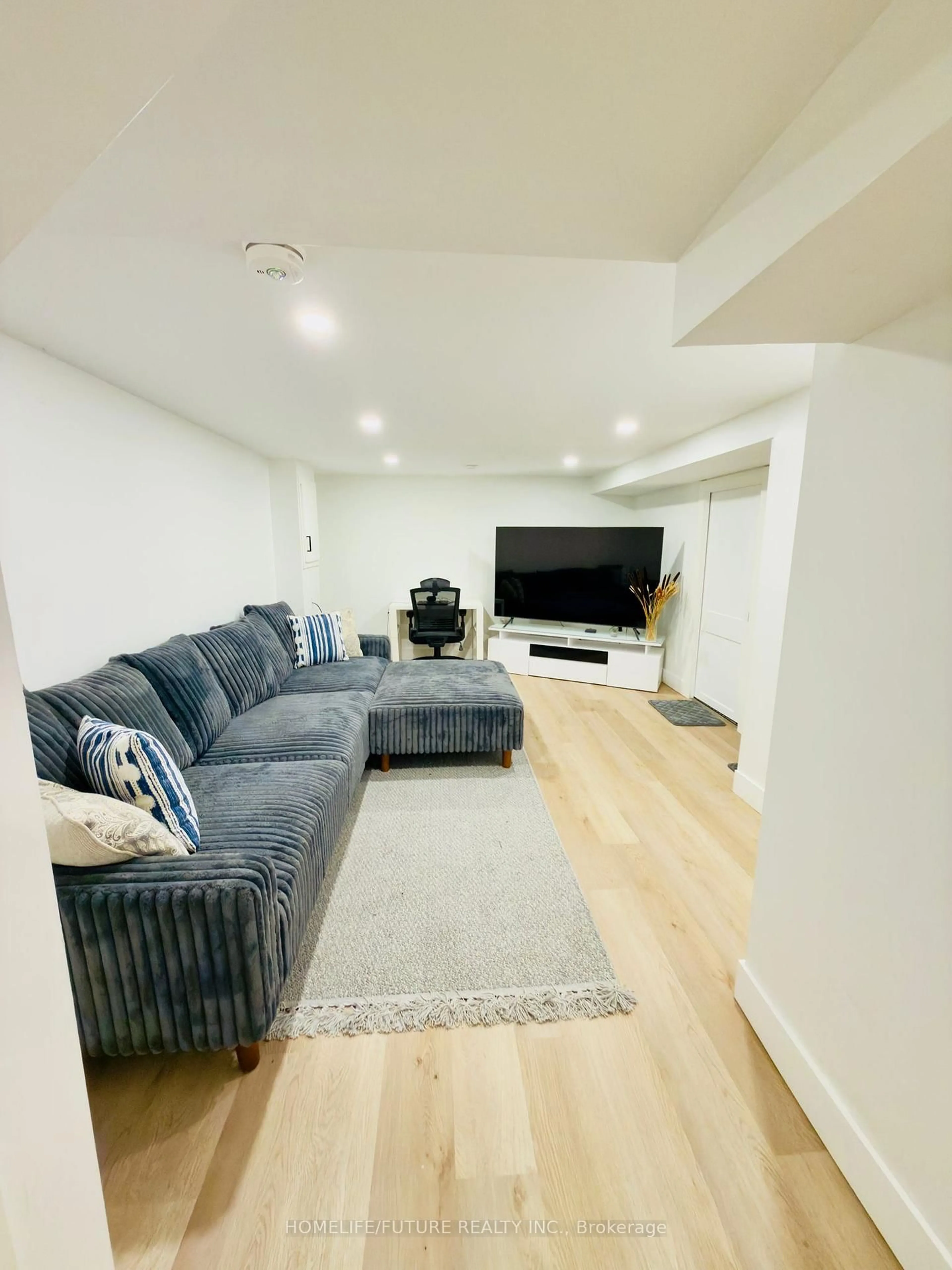 Living room with furniture, unknown for 51 Paulander Dr #51, Kitchener Ontario N2M 5E5