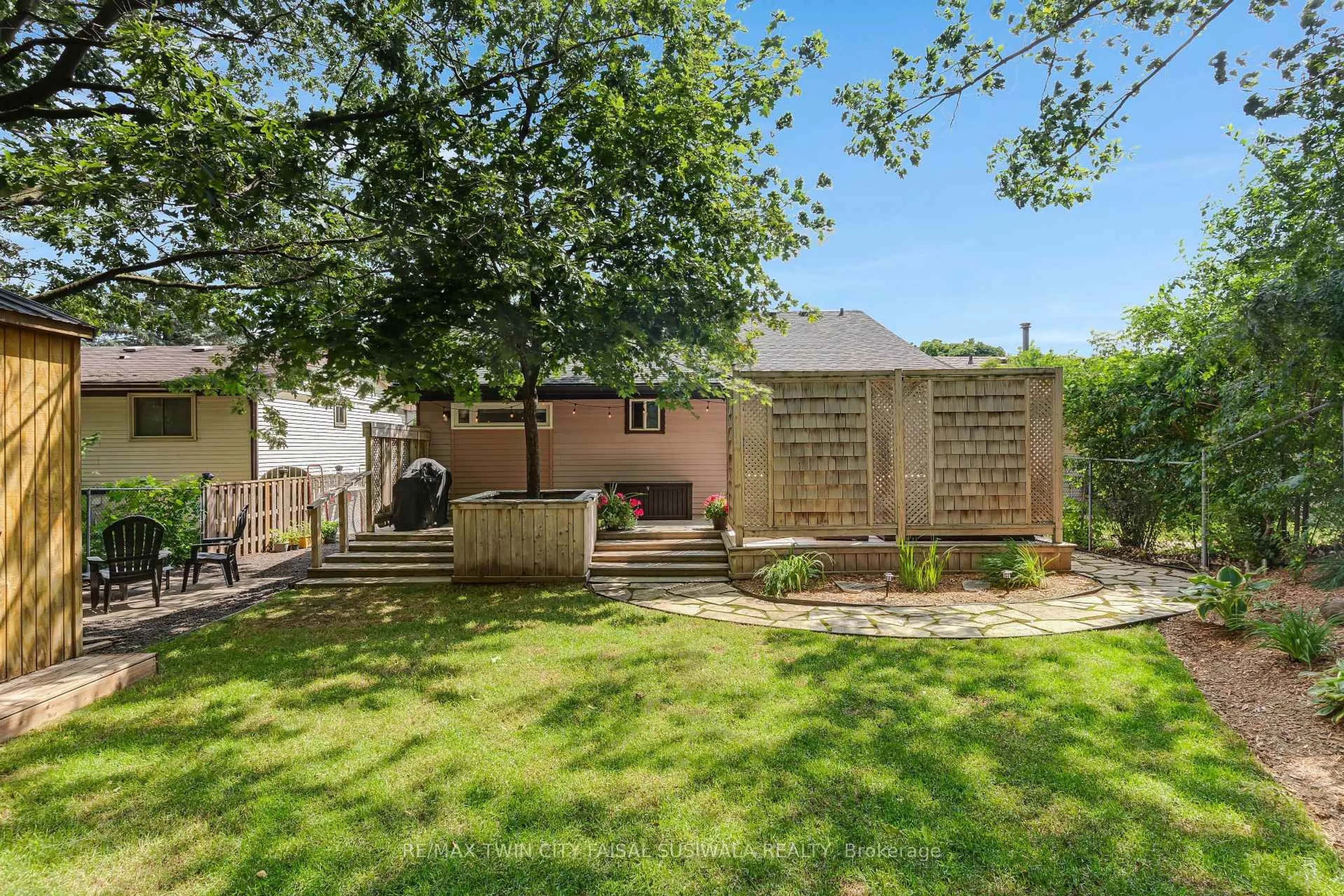 Patio, unknown for 64 Cindy Ave, Cambridge Ontario N3C 3J2