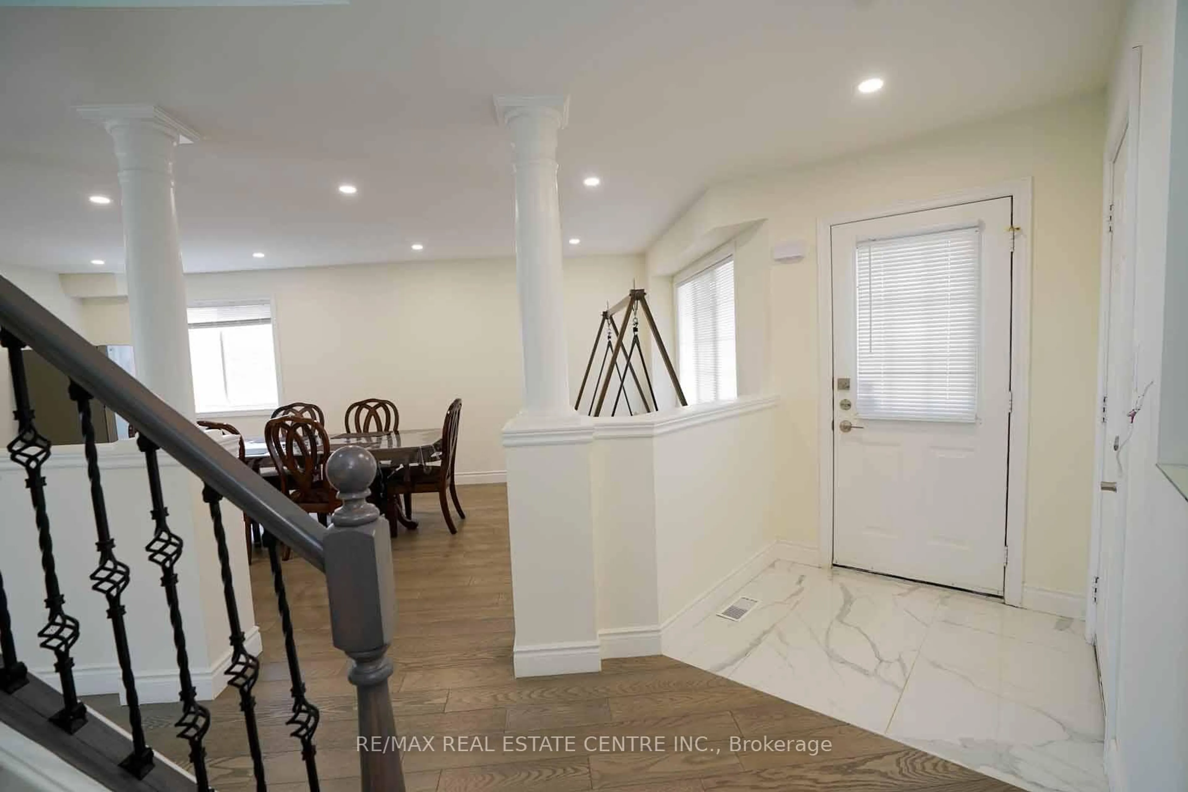 Indoor entryway for 187 Adler Dr, Cambridge Ontario N3C 4J5