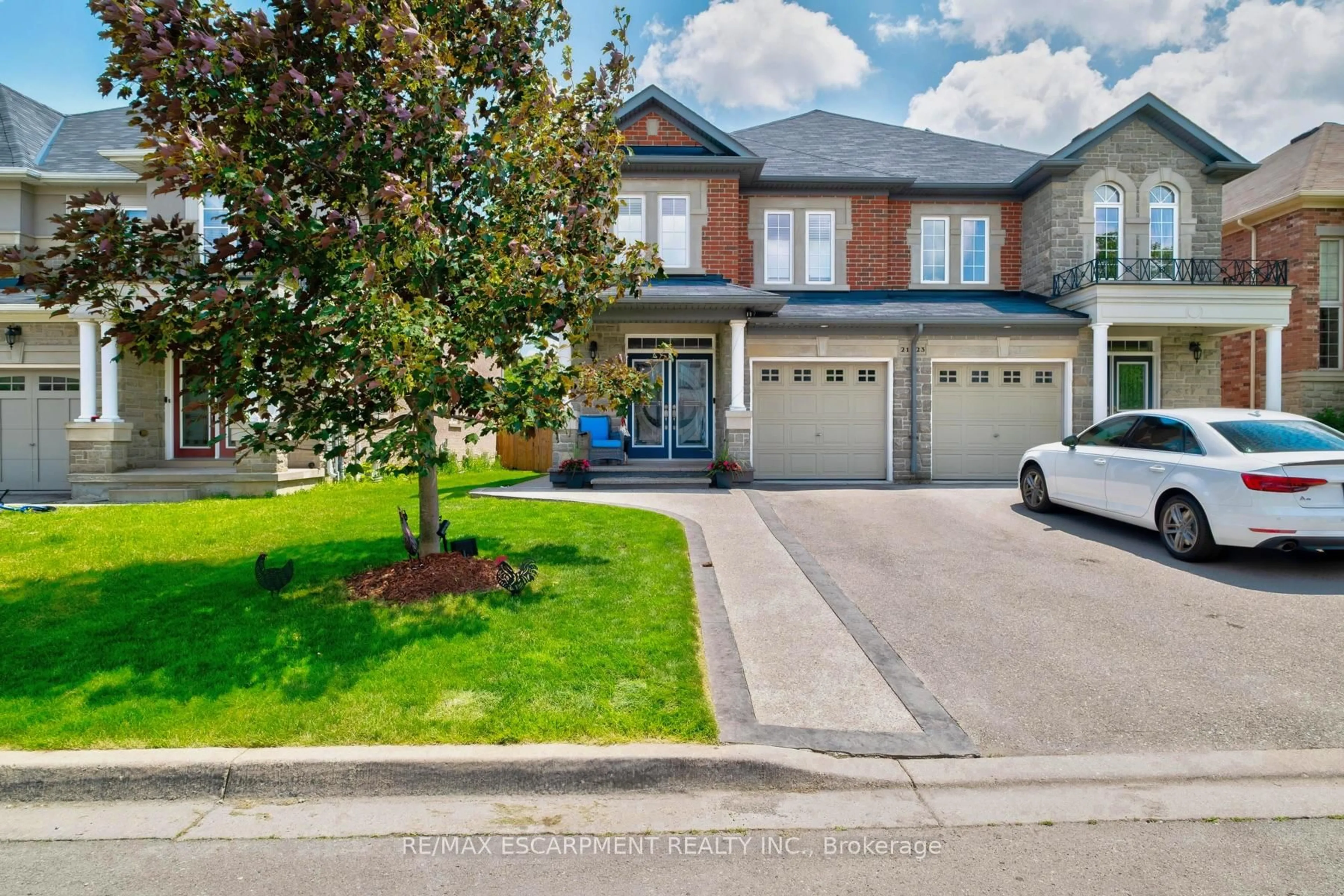 A pic from outside/outdoor area/front of a property/back of a property/a pic from drone, street for 21 Summerberry Way, Hamilton Ontario L9B 0G2