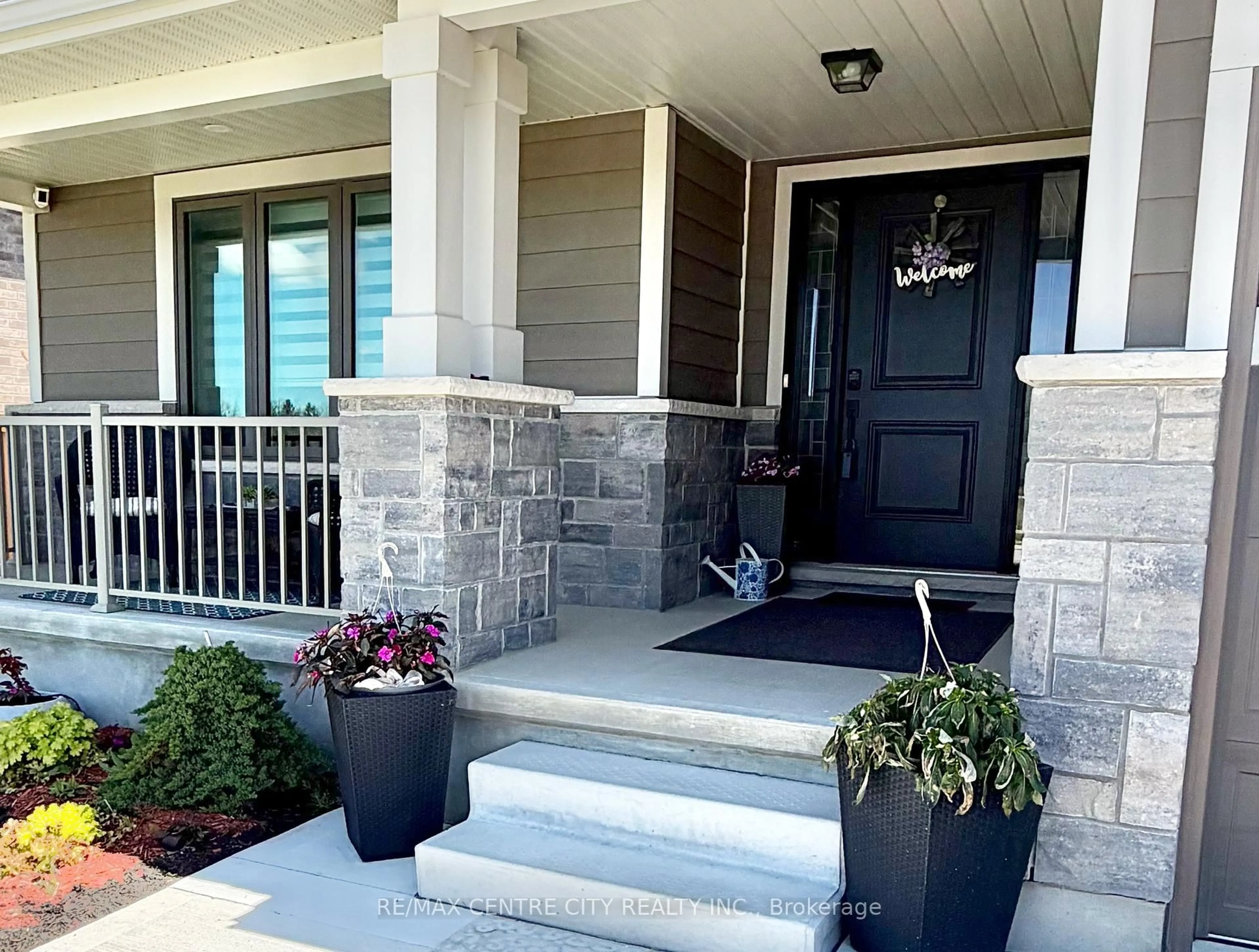 Indoor entryway for 46 Snowy Owl Tr, Central Elgin Ontario N5R 0M6