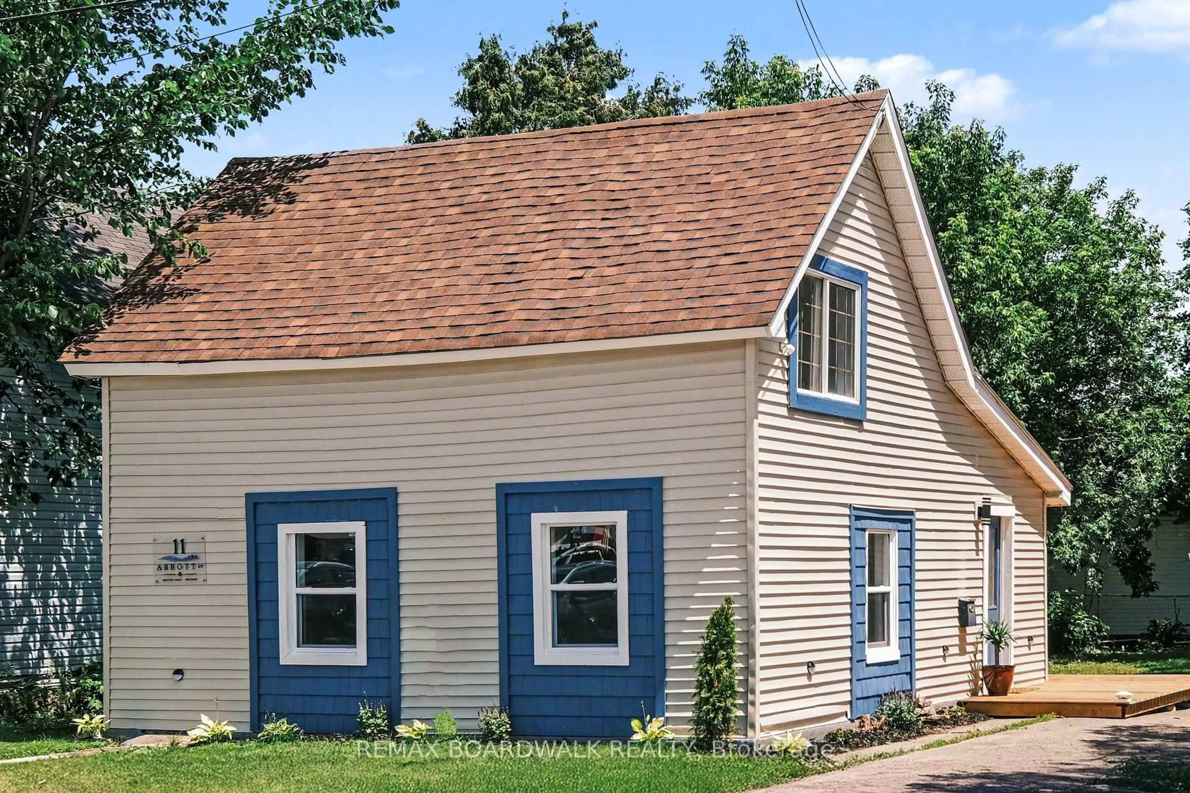 Home with vinyl exterior material, street for 11 Abbott St, Smiths Falls Ontario K7A 4S1