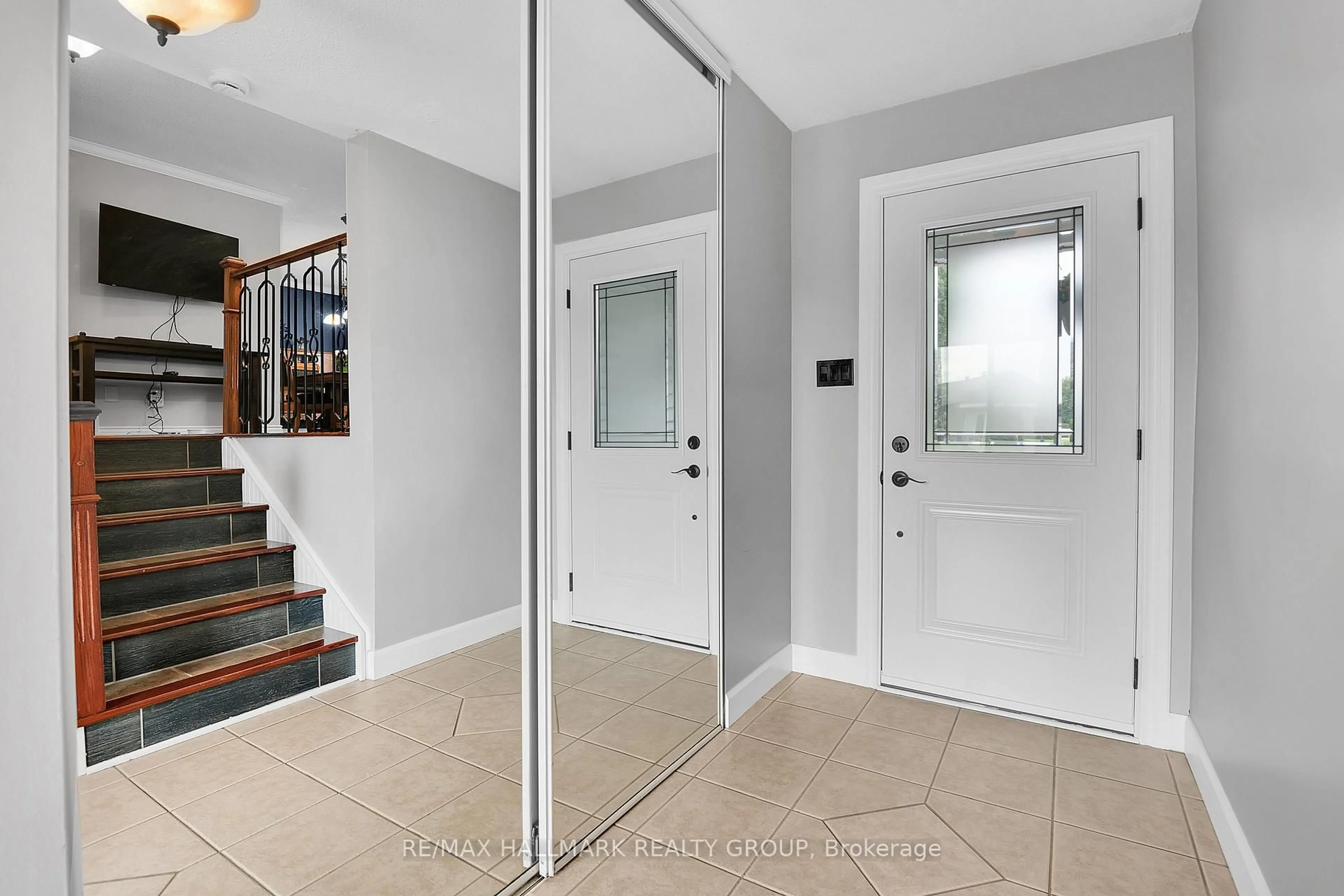 Indoor entryway for 7 Daze St, Russell Ontario K0A 1W0