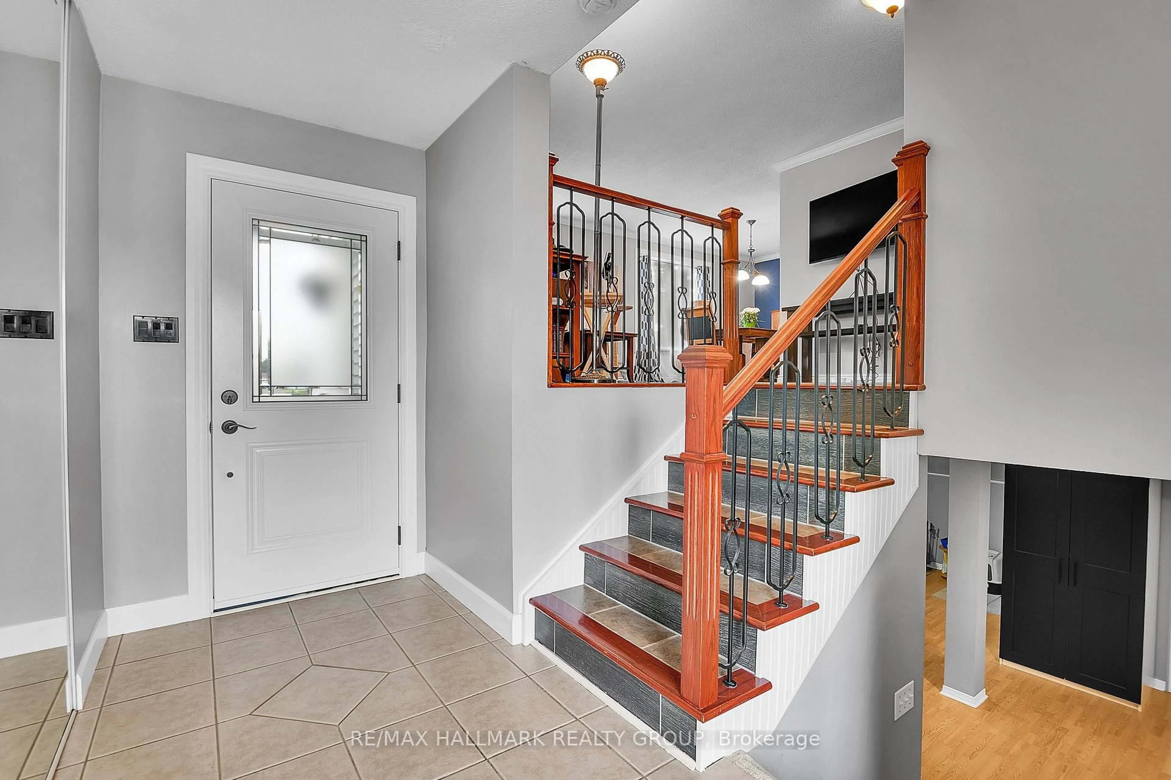 Indoor entryway for 7 Daze St, Russell Ontario K0A 1W0
