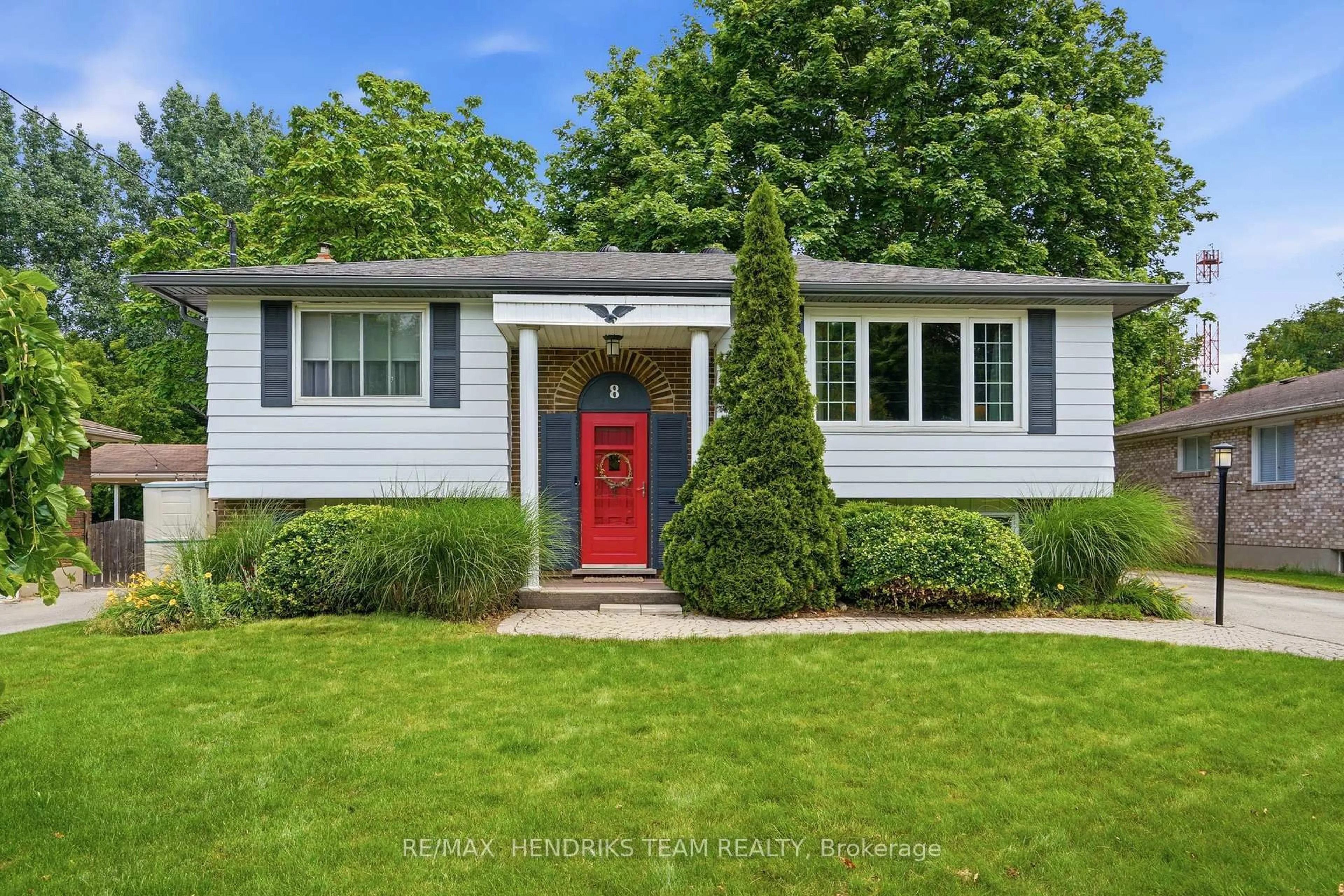 Home with vinyl exterior material, street for 8 Tudor Gate Pl, St. Catharines Ontario L2M 1K6