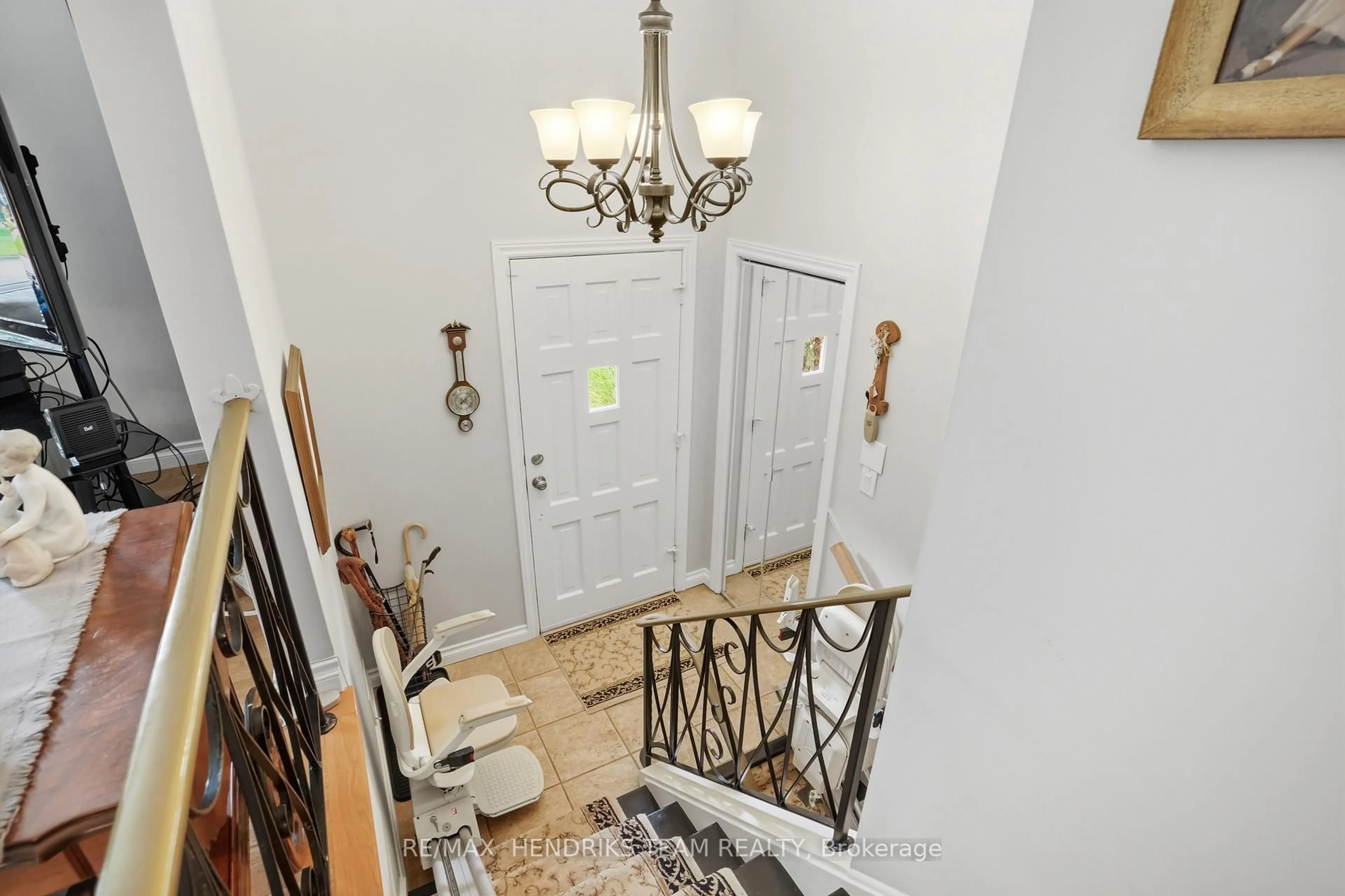 Indoor foyer for 8 Tudor Gate Pl, St. Catharines Ontario L2M 1K6