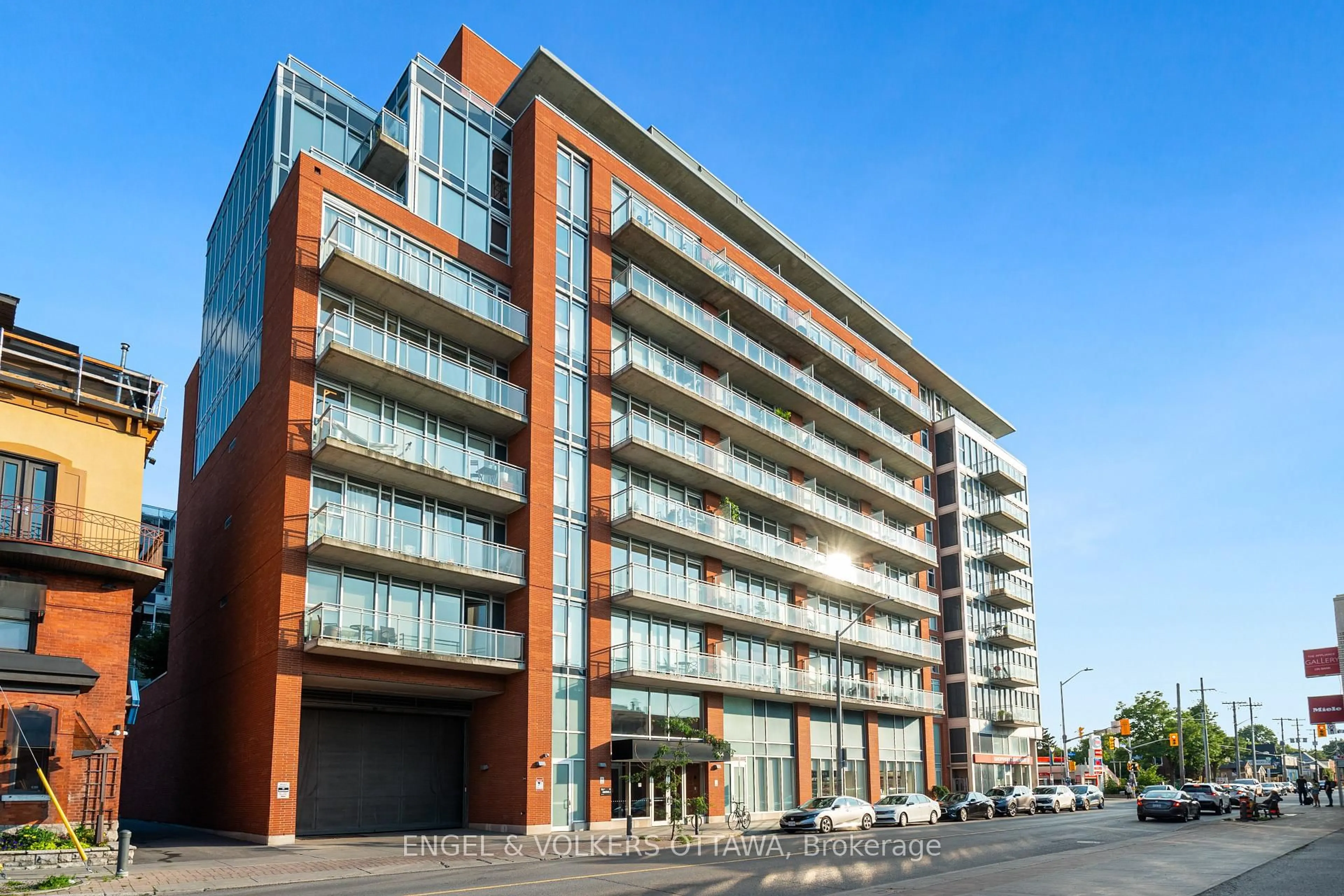 Indoor foyer for 354 Gladstone Ave #205, Ottawa Ontario K2P 0R4