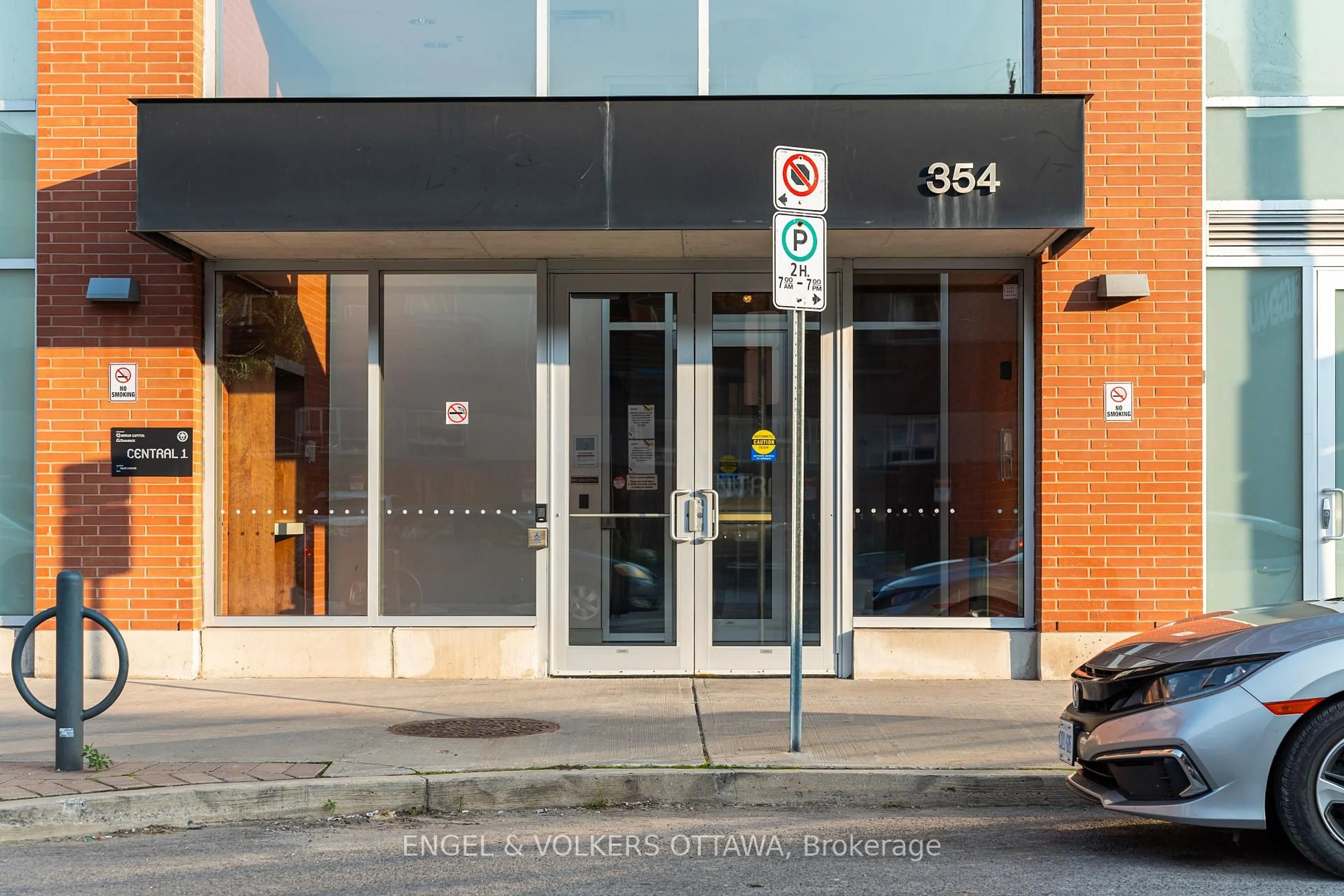 Indoor foyer for 354 Gladstone Ave #205, Ottawa Ontario K2P 0R4
