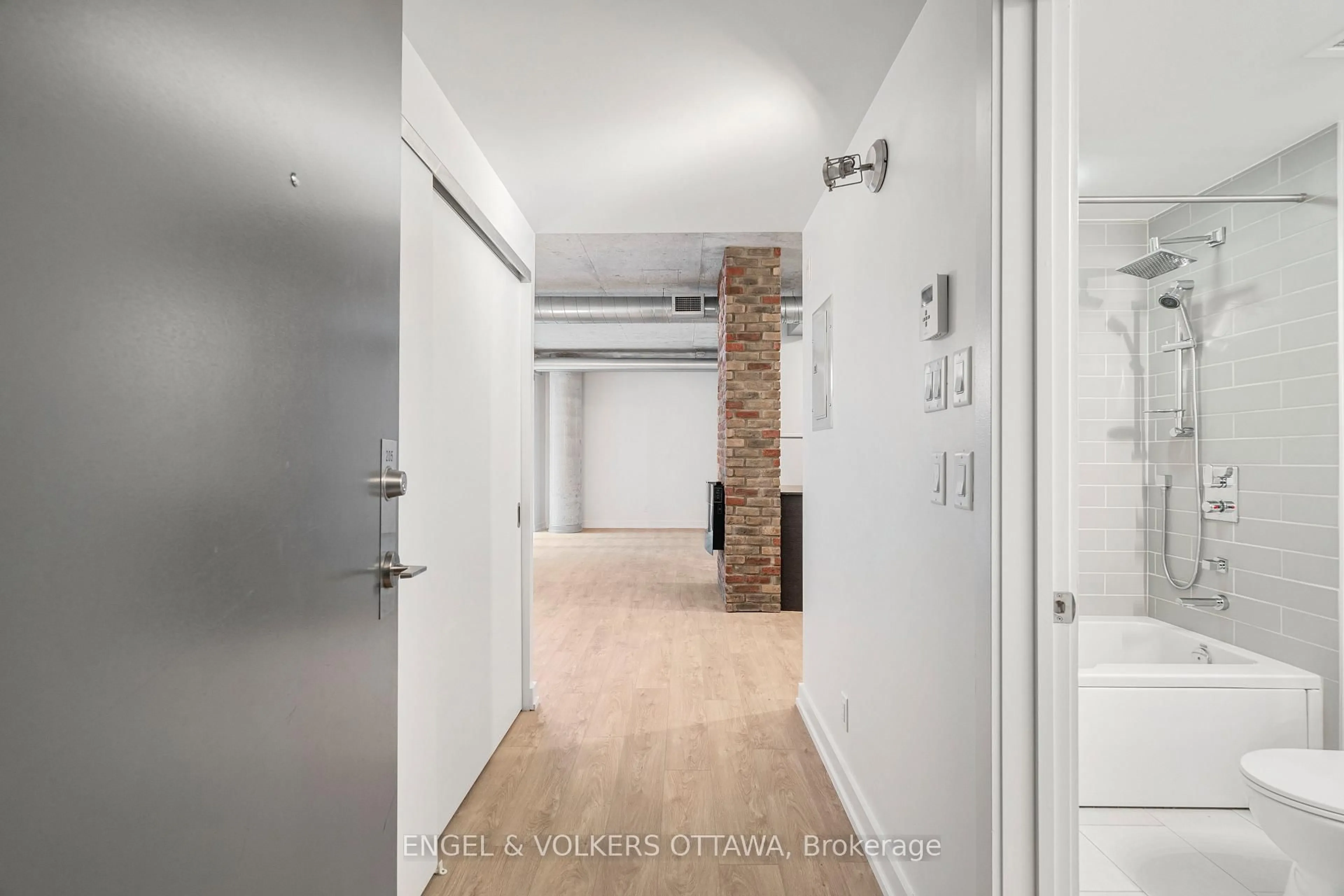 Indoor entryway for 354 Gladstone Ave #205, Ottawa Ontario K2P 0R4