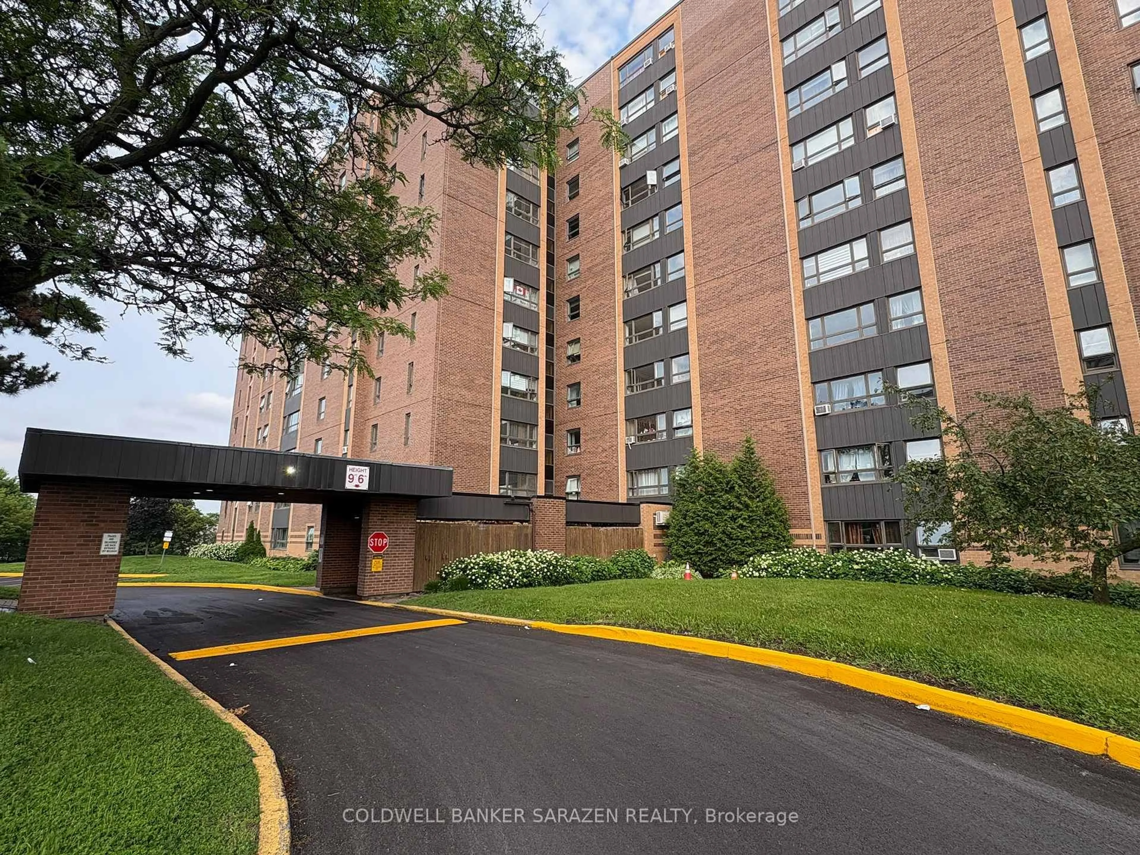 Indoor foyer for 1356 MEADOWLANDS Dr #811, Ottawa Ontario K2E 6K6
